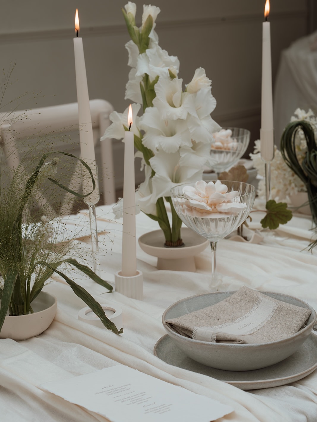 Revisiting these earthy florals and delicate details from a beautiful day at @vicarageboutique with the loveliest team 🤍
photography:
@fayewildephotography
venue: @vicarageboutique
hair: @leahbaileyhair
mua: @amazingrace_
edibles: @clareellenstudio
floristry: @katyrosemayfloral
stationary: @holdstudiolondon
bridal: @francesdaybridal
jewellery: @lnidjewellery
model: @wrightolivia
bts: @curatedcontentco_
Nottingham wedding florist | garden-inspired wedding flowers | editorial wedding styling | Vicarage Boutique wedding