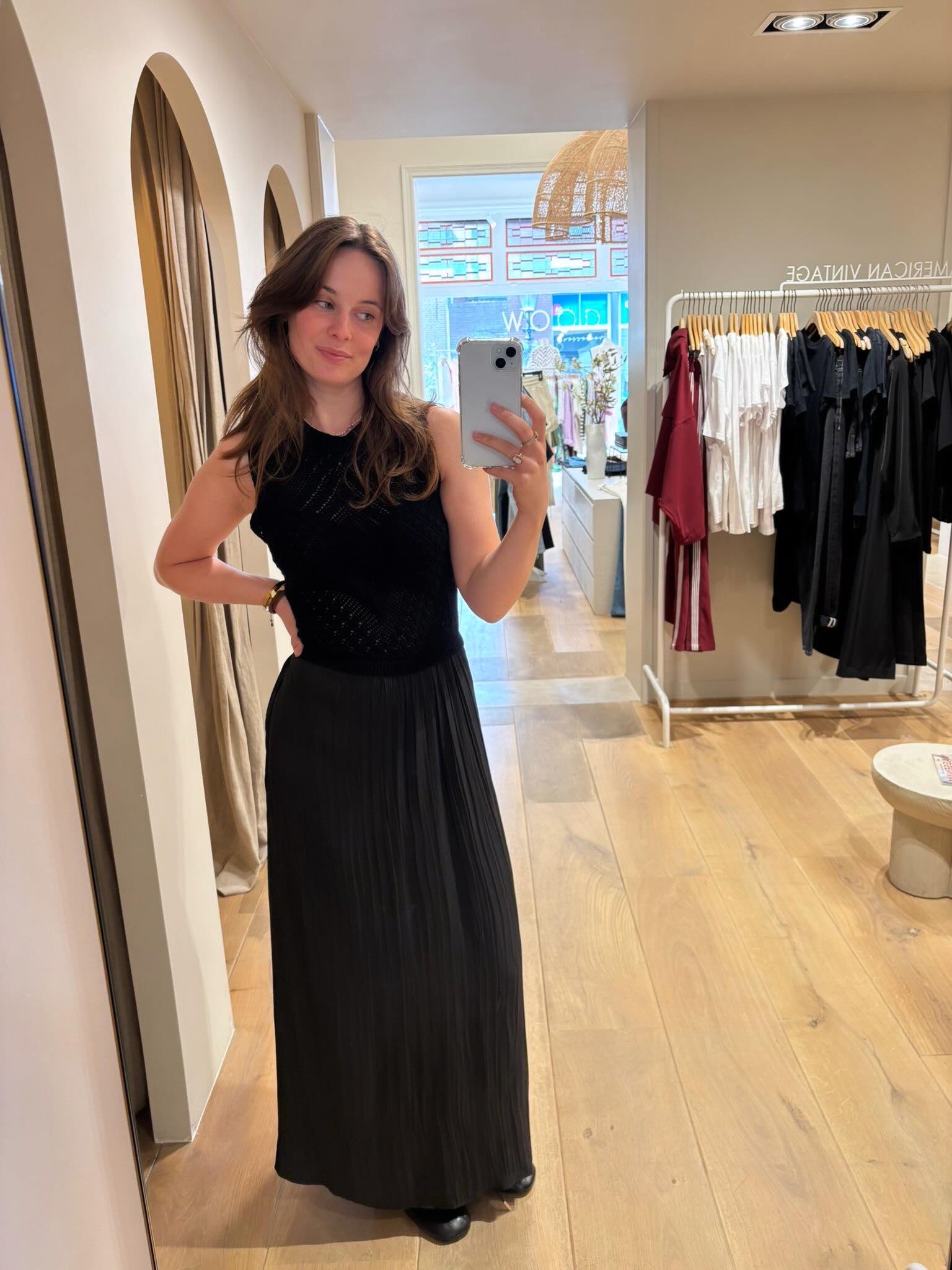 @cocouture_official komt ook dit seizoen weer met de perfecte black dress 🖤🙌🏻 De prachtige plissé rok in combinatie met de crochet top maken deze jurk geschikt voor elke gelegenheid!
#newin #cocouture #blackdress #ootd #woodwassenaar