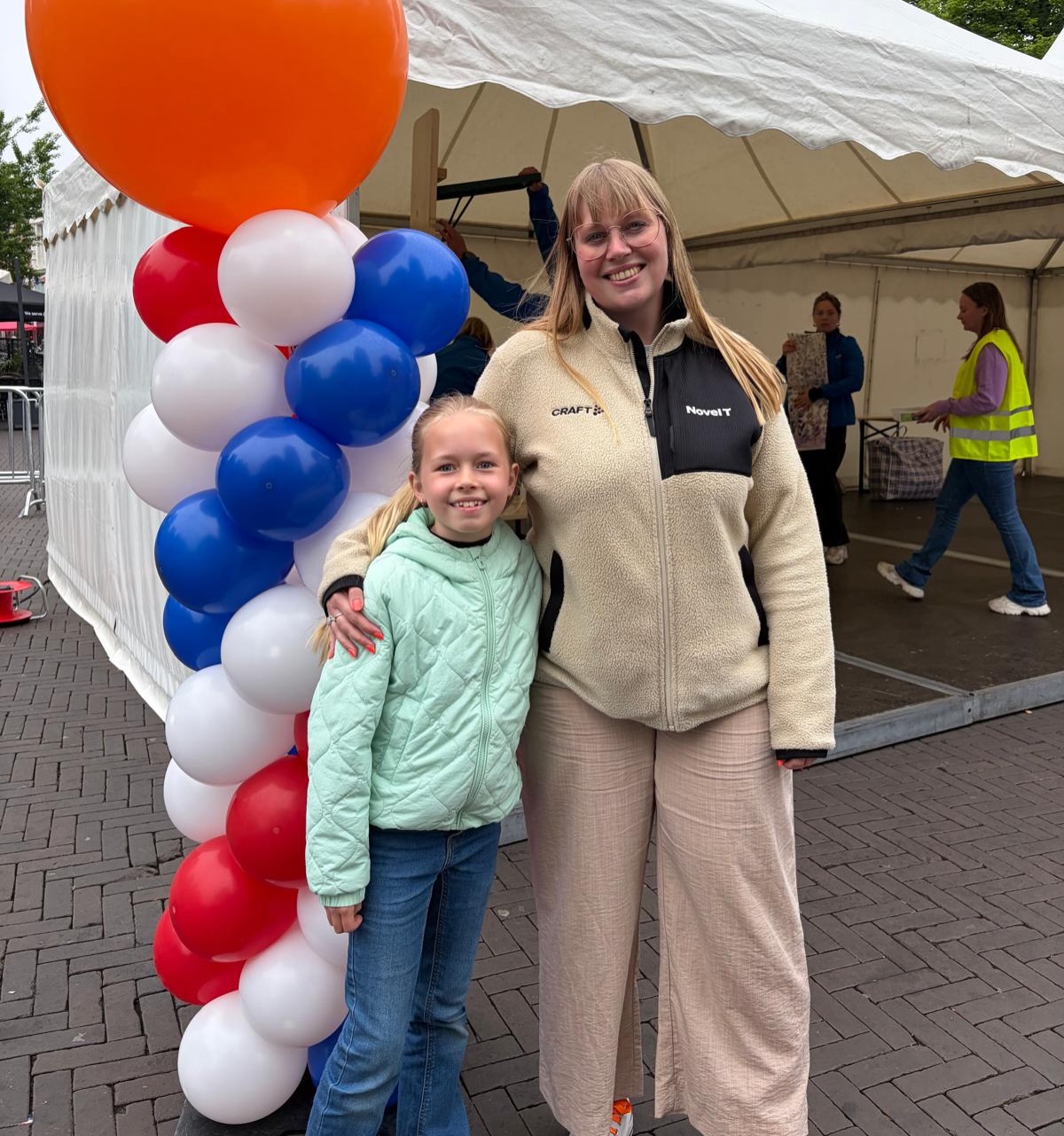 Wat was bevrijdingsdag een feest! ❤️🕊️
Zoveel leuke kinderen (jong en oud) kwamen samen met junior stadsdichter Juliet en mij dichten over vrijheid. Een momentje van bezinning in de Grote Kerk, even samen stilstaan bij wat we vieren. 😊
Fantastisch om te zien waar de kinderen over schreven en hoe ze er iets moois van maakten. En toen ik naar huis ging, werd er vanaf het springkussen nog naar me geroepen hoe leuk ze het vonden. 😂
Fijn dat ook de jonge generatie ziet hoe belangrijk vrede, vrijheid én poëzie zijn! 🥰
#4en5mei #bevrijdingsdag