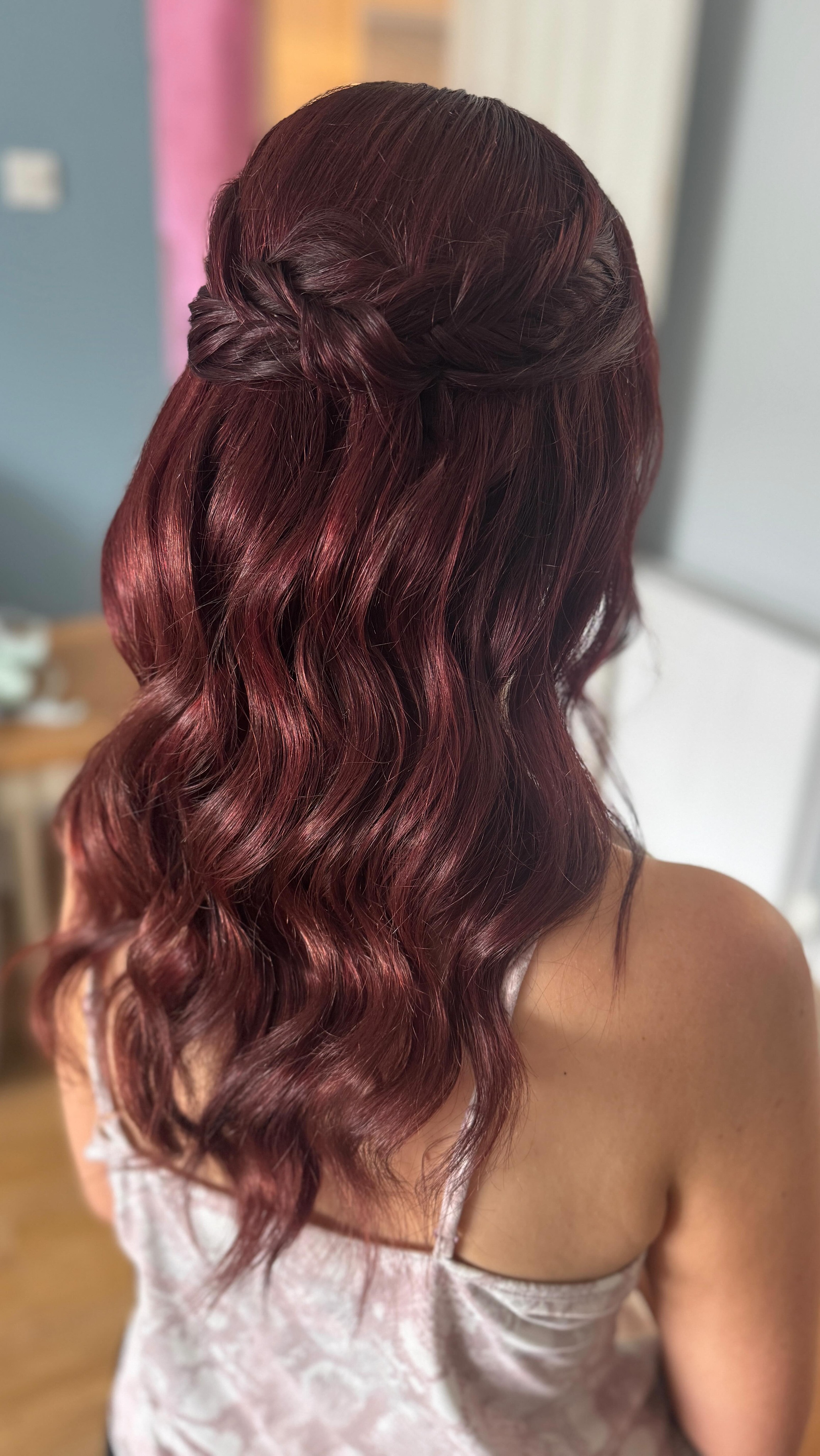 Soft and effortless waves, that you can run your hands through all day for my girl @jessgreeny9 🤍
#hairgoals #instahair #weddingvibes #brideinspo #glamsoftly
