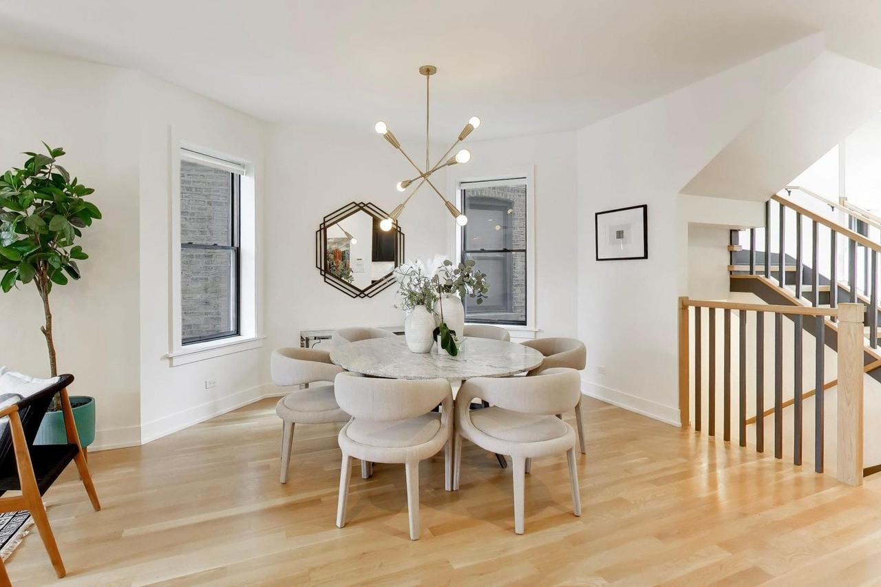 Neutral selections for this dining room, while still feeling cozy and inviting. #chicago #chicagorealestate #havenhomestager #chicagohomestaging #stagingworks #stagingsells #staging #homestaging