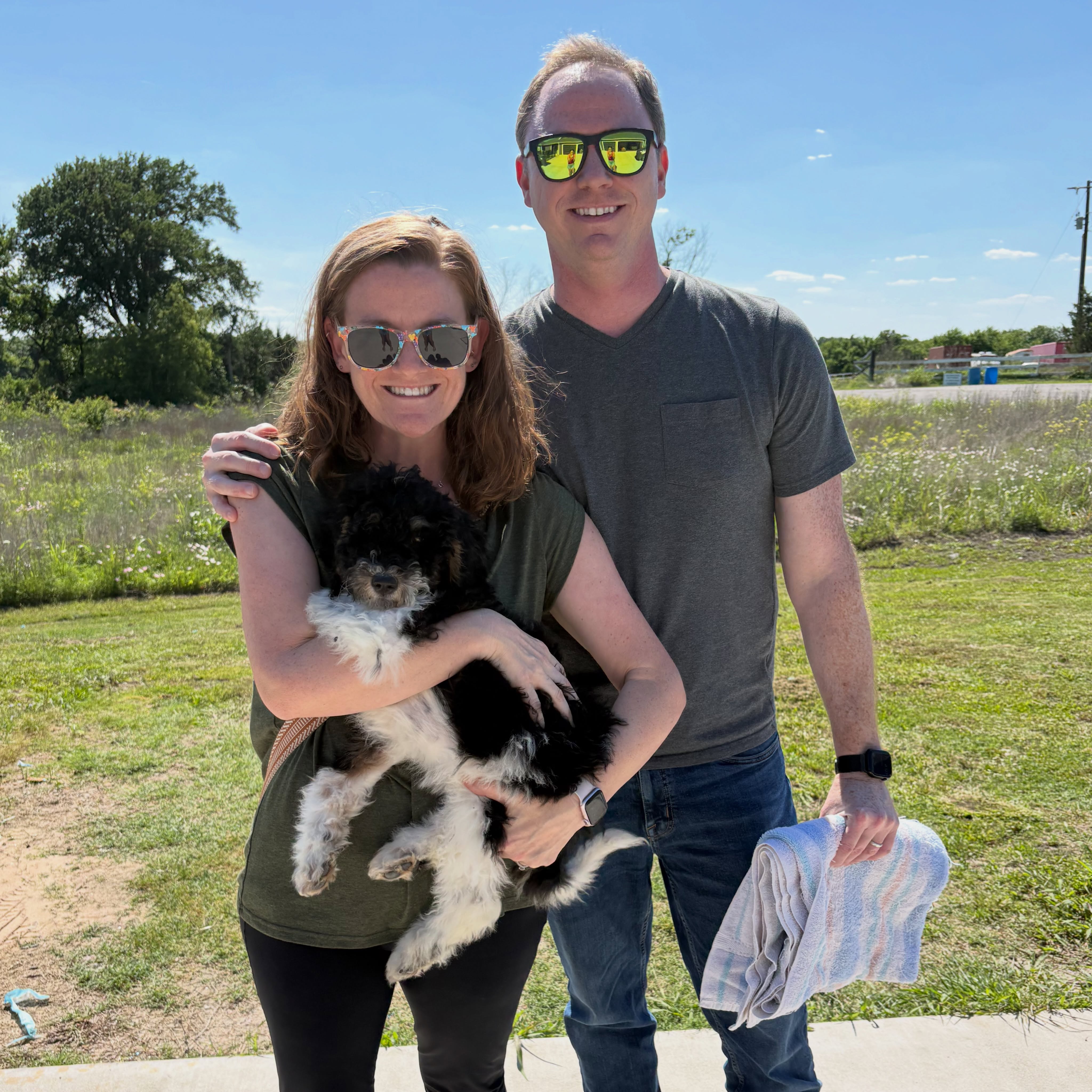 adoption stories like this absolutely melt my heart!! mom & dad surprised their 3 girls with a mini bernedoodle (pink from grace + bernie) after losing their family dog about a year ago. as you can see, the girls were excited, emotional and surprised!!! love love love this!!!
#minibernedoodle #bernedoodlepuppy #gotchaday