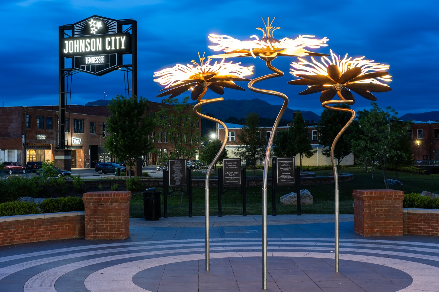 You can’t help nature. No sunrise, just cloudy goodness.
#hohnsoncity #downtown #summer
@johnsoncitychamber
