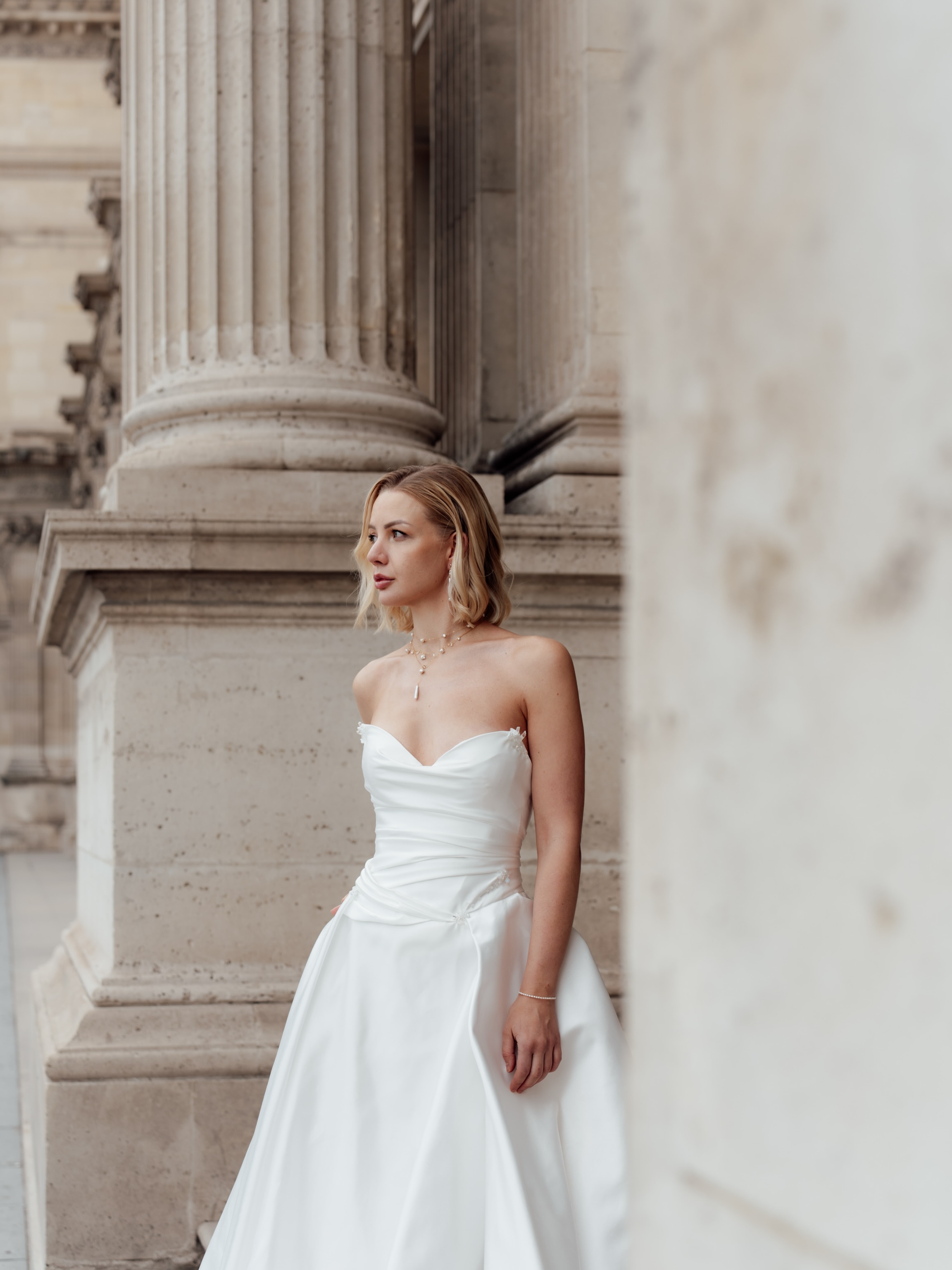 Bridal Jewelry Styling | Pearl Elegance for a Strapless Wedding Dress
With this strapless wedding dress, we chose a soft and elegant pearl look. Three delicate pearl necklaces are layered together to highlight the neckline without overwhelming it.
They are paired with matching drop pearl earrings for a balanced and refined style. A fine pearl bracelet completes the look, adding a subtle, graceful touch.
Bijoux de Mariée | Élégance en perles pour robe bustier
Avec cette robe de mariée bustier, nous avons opté pour un style en perles à la fois doux et élégant. Trois colliers de perles délicats sont superposés pour sublimer le décolleté avec légèreté.
Ils sont associés à des boucles d’oreilles pendantes assorties pour un rendu harmonieux. Un bracelet fin en perles vient compléter l’ensemble avec une touche discrète et raffinée.
Merci à
WP : @eternellewedding
Photo et Vidéo : @studiofauvve
Robe de mariée : @lkpariscouture
Coiffure et Maquillage : @virginie_dsfn et @klairemuabridals
Modèle : @iammerqs
#parisbridalpearljewelry #bridaljewelleryset #accessoiresmariage #pariswedding #bijouxenperles