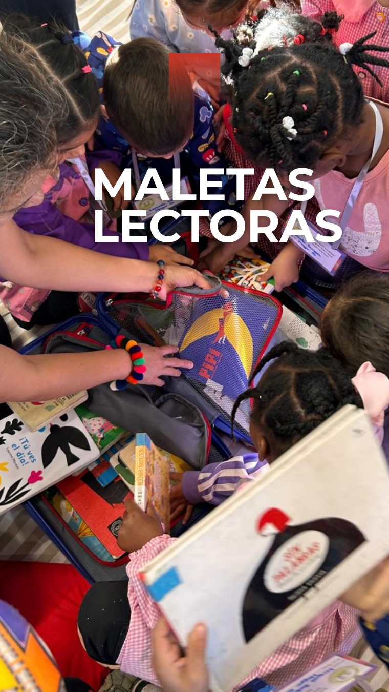 ¡Estamos muy felices de compartir esta noticia! 📚✨
Comenzamos a implementar una iniciativa que nos tiene profundamente orgullosos: “𝗠𝗮𝗹𝗲𝘁𝗮𝘀 𝗟𝗲𝗰𝘁𝗼𝗿𝗮𝘀”, un proyecto que impulsamos junto a @fpalabra para 𝗳𝗼𝗺𝗲𝗻𝘁𝗮𝗿 𝗲𝗹 𝗮𝗺𝗼𝗿 𝗽𝗼𝗿 𝗹𝗮 𝗹𝗲𝗰𝘁𝘂𝗿𝗮 𝗱𝗲𝘀𝗱𝗲 𝗹𝗮 𝗽𝗿𝗶𝗺𝗲𝗿𝗮 𝗶𝗻𝗳𝗮𝗻𝗰𝗶𝗮.
Son seis maletas, cada una con una colección de más de 30 libros, que comenzarán a recorrer distintos colegios y jardines de #CerroNavia. 💼📖
Estas maletas serán itinerantes, permaneciendo un mes en cada establecimiento, donde estarán disponibles para niñas y niños de jardines infantiles y primero básico.
Creemos que acercar los libros desde temprana edad abre puertas, despierta la imaginación y crea nuevas oportunidades. 💫
#MaletasLectoras #CerroNavia #Educación #Cultura