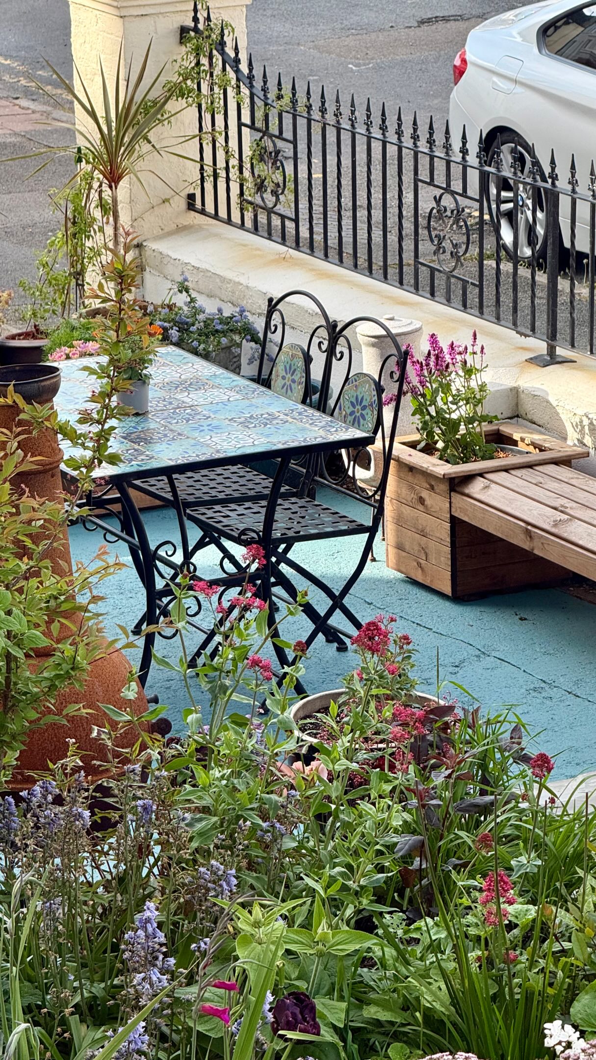We are always looking for ways to change things for the better, giving more color and meaning to the spaces around us. This front garden was once just gray, but we’ve transformed it into a spot for a slow coffee or tea at any time of day. ☕️🫖
intentional shifts that keep the energy here alive and welcoming! 🏡🪴
#eastbourne #visiteastbourne #eastbournelife