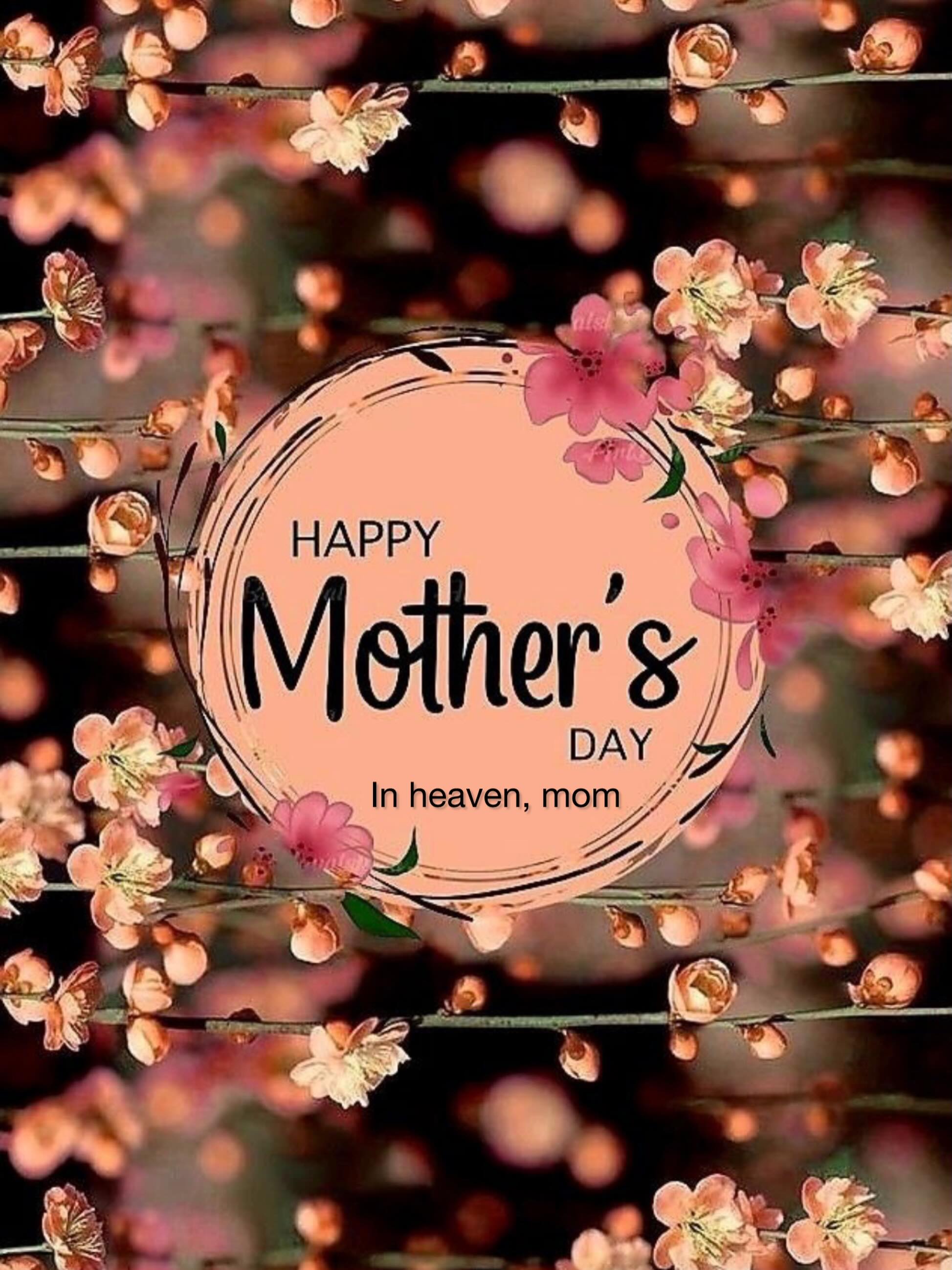 Voor alle mama’s die vandaag gevierd worden… 🌸
jullie zijn goud waard 🤍
Voor alle mama’s in de sterren hierboven… ✨
laat vandaag het zonnetje maar stralen voor iedereen die jullie moet missen.
Stuur ons beneden af en toe een klein teken.
Een veertje, een zonnestraal ☀️
Een herinnering die ineens binnenvalt alsof jullie heel even dichtbij zijn.
Voor iedereen bij wie Moederdag ook een stukje gemis raakt,
Ik voel je.
Ik voel hoe het gemis soms al begint de avond ervoor.
Hoe je gaat slapen met haar in je gedachten
en wakker wordt met hetzelfde stille verdriet in je borst.
Ik voel die brok in je keel wanneer de wereld vandaag gevuld is met bloemen, ontbijtjes en “fijne Moederdag”.
Terwijl jij vooral denkt:
ik mis haar.
Ik voel hoe je soms nog steeds automatisch naar je telefoon grijpt om iets te vertellen.
Hoe je iets ziet en meteen denkt:
“Dit zou mama mooi gevonden hebben.”
Om daarna weer geraakt te worden door dat harde besef dat ze niet meer terugbelt.
Niet meer thuiskomt.
Niet meer fysiek naast je zit.
En toch zit ze overal.
In bepaalde geuren.
In hoe jij voor anderen zorgt.
In woorden die je jezelf ineens hoort zeggen.
In stukjes van jezelf waarvan je pas na haar verlies beseft hoeveel van haar erin leeft.
Want iemand verliezen die jouw thuisgevoel was,
laat een leegte achter die niemand echt ziet.
De pijn van haar afwezigheid verandert van vorm,
maar het missen van haar blijft.
Dus als vandaag zwaar voelt,
als je glimlach wat breekbaar is,
als je jezelf groot probeert te houden terwijl je eigenlijk gewoon even haar kind wilt zijn…
Weet dan dat je niet alleen bent.
En mam hierboven…
deze week heb ik een paar mooie rozen voor je gehaald 🌹
Ze staan zo mooi bij je foto.
Gewoon, omdat ik je nog steeds meeneem in de kleine dingen.
Omdat liefde niet stopt bij afscheid.
Omdat jij, ondanks alles, nog altijd voelbaar dichtbij bent.
Fijne Moederdag 🤍