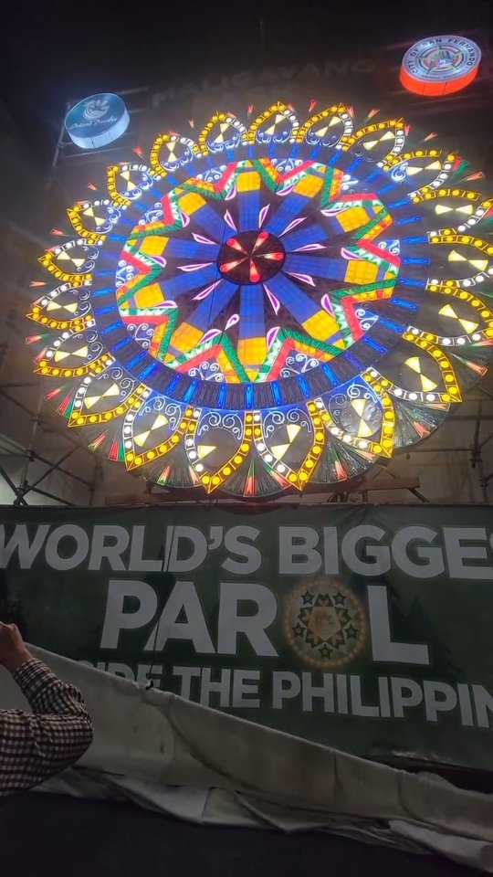 Now it's Christmas!!! Courtesy of @islandpacificmarket and the Mayor of San Fernando, Pampanga, Philippines. Thank you for bringing so much joy with the World's Largest Parol unveiling in L.A.!!
The dance area inside Island Pacific and outside was ever shrinking, but ever so fun with everyone's excitement. Thrilled to dance spontaneously to fit the occasion and the amazing crowd.
#KNLbeflexible #christmasmagic #largestparol 🎄