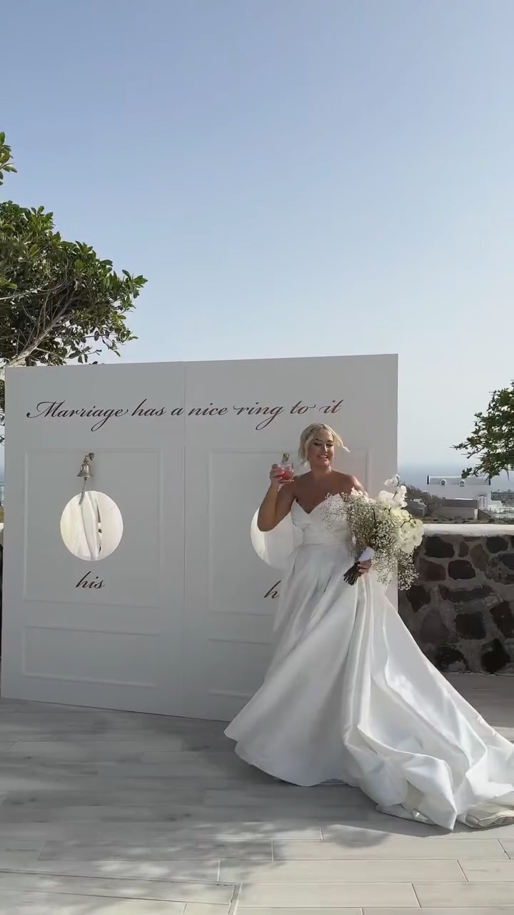 « Sip, snap, and socialize! We turned cocktail hour into a vibe—think luxe lounge meets unforgettable first sips. Custom cocktails, gorgeous details, and the perfect mood to kick off the party. Cheers to celebrating in style! » #santoriniwedding#trends2025#cocktailhour#europeweddingplanner#greeceweddingplanner#luxurywedding#