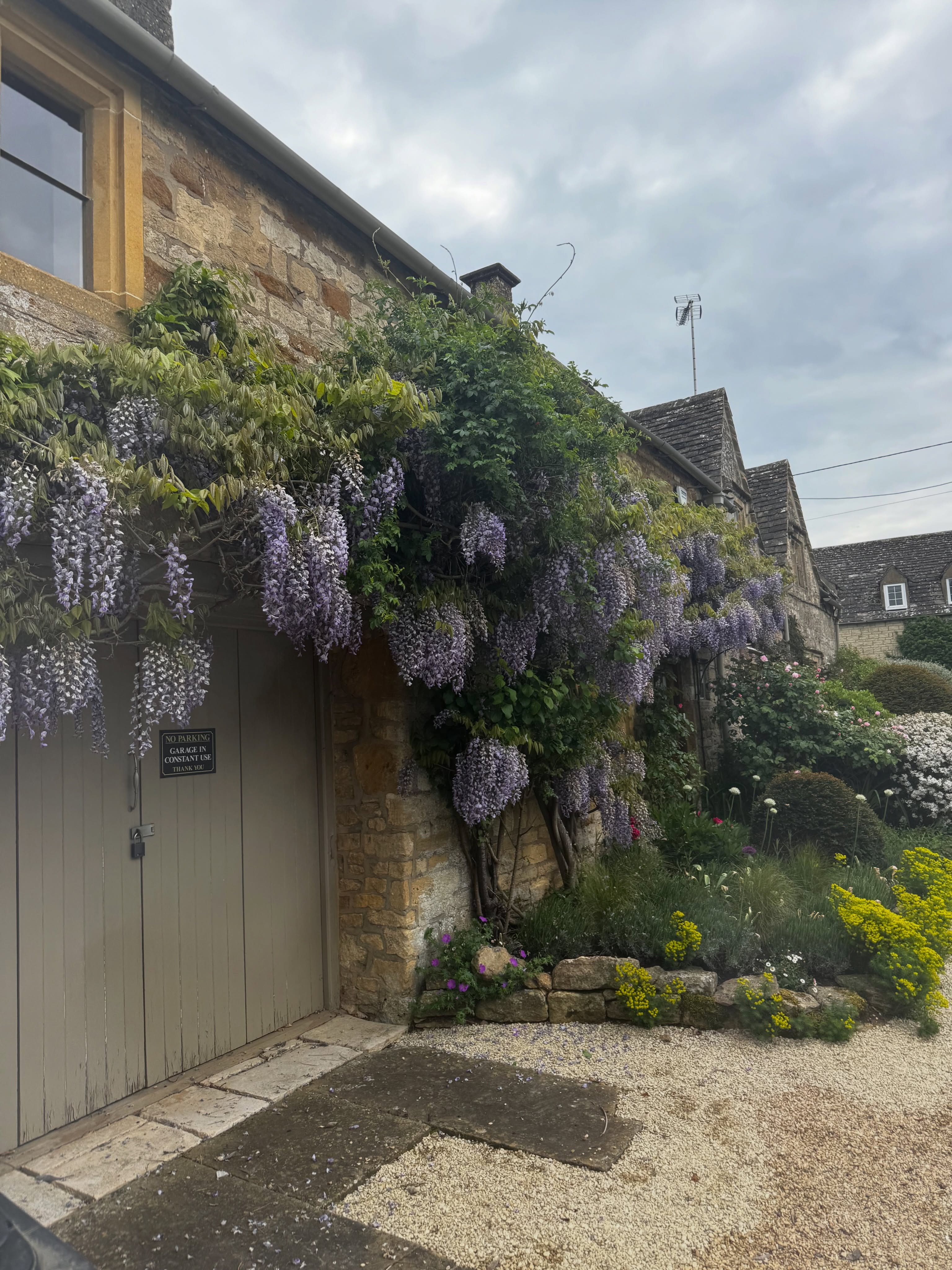 Lovely little cottage carpet clean in bledington.
#cotswolds #cotswoldlife