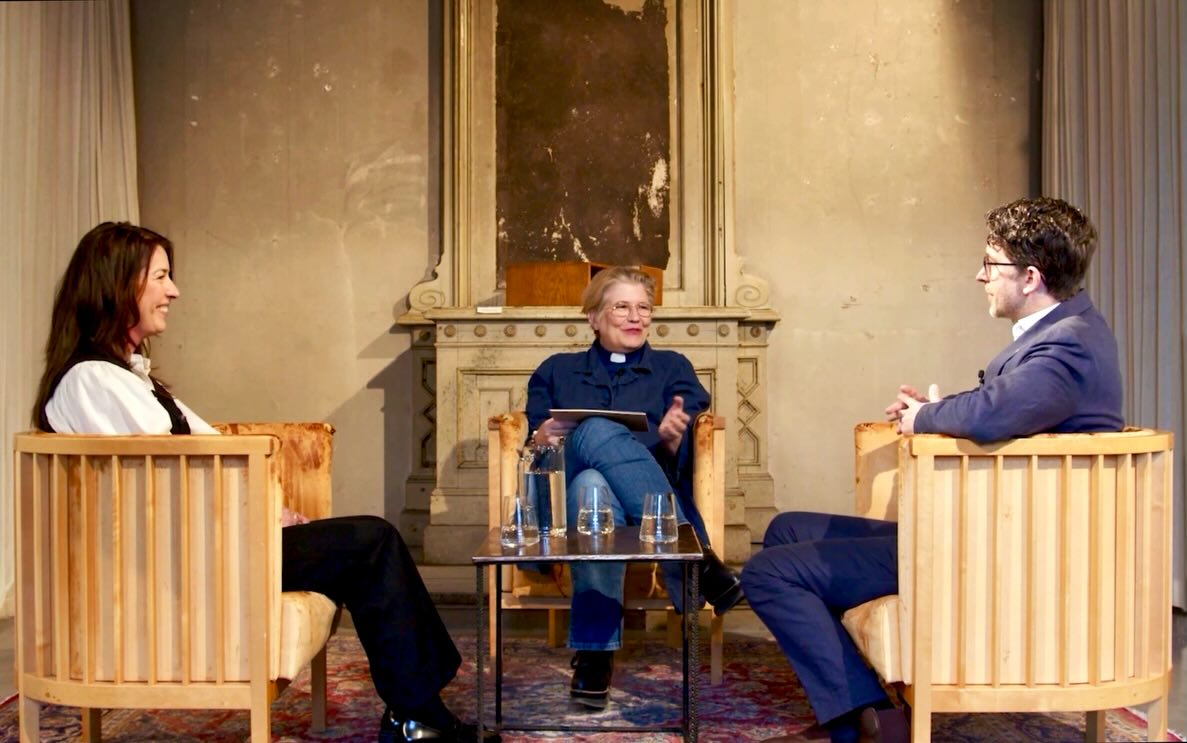 Vi är så glada över att vi får vara med i Studio Katarinas nya avsnitt ”Om begravning – tillsammans i sorg och hopp”. Sofia samtalar med Camilla Lif, kyrkoherde i Katarina, och Jacob Wirén, professor i religionsteologi. Fantastiska Jonathan Johansson står för musiken.
Det var en så fin och givande pratstund, på alla sätt. Tack @katarinaforsamling för att vi blev inbjudna!
Länk till avsnittet i bio.