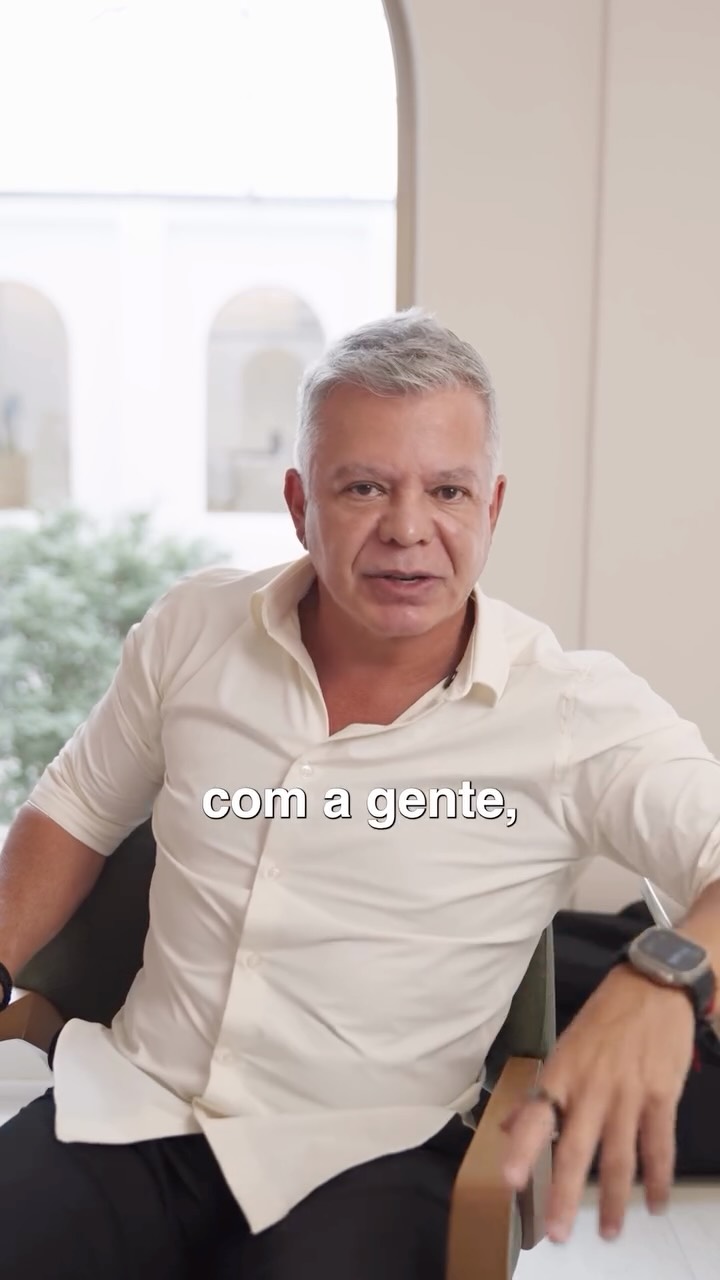 Aquele “estalo” nas costas que parece relaxante pode ser um perigo silencioso!
Muita gente tem o hábito de pedir para um amigo puxar os braços ou pressionar a coluna para aliviar a tensão. Mas o que parece um alívio imediato pode causar lesões sérias quando feito por um leigo.
A quiropraxia não é apenas sobre o som do estalo; é sobre ajuste e tratamento. Um profissional capacitado entende a anatomia da sua coluna e sabe exatamente onde e como intervir.
Não entregue sua coluna a qualquer um. Procure quem estudou para cuidar de você!
#SaudeDaColuna #Quiropraxia #BemEstar #Postura #CuidadoComAColuna