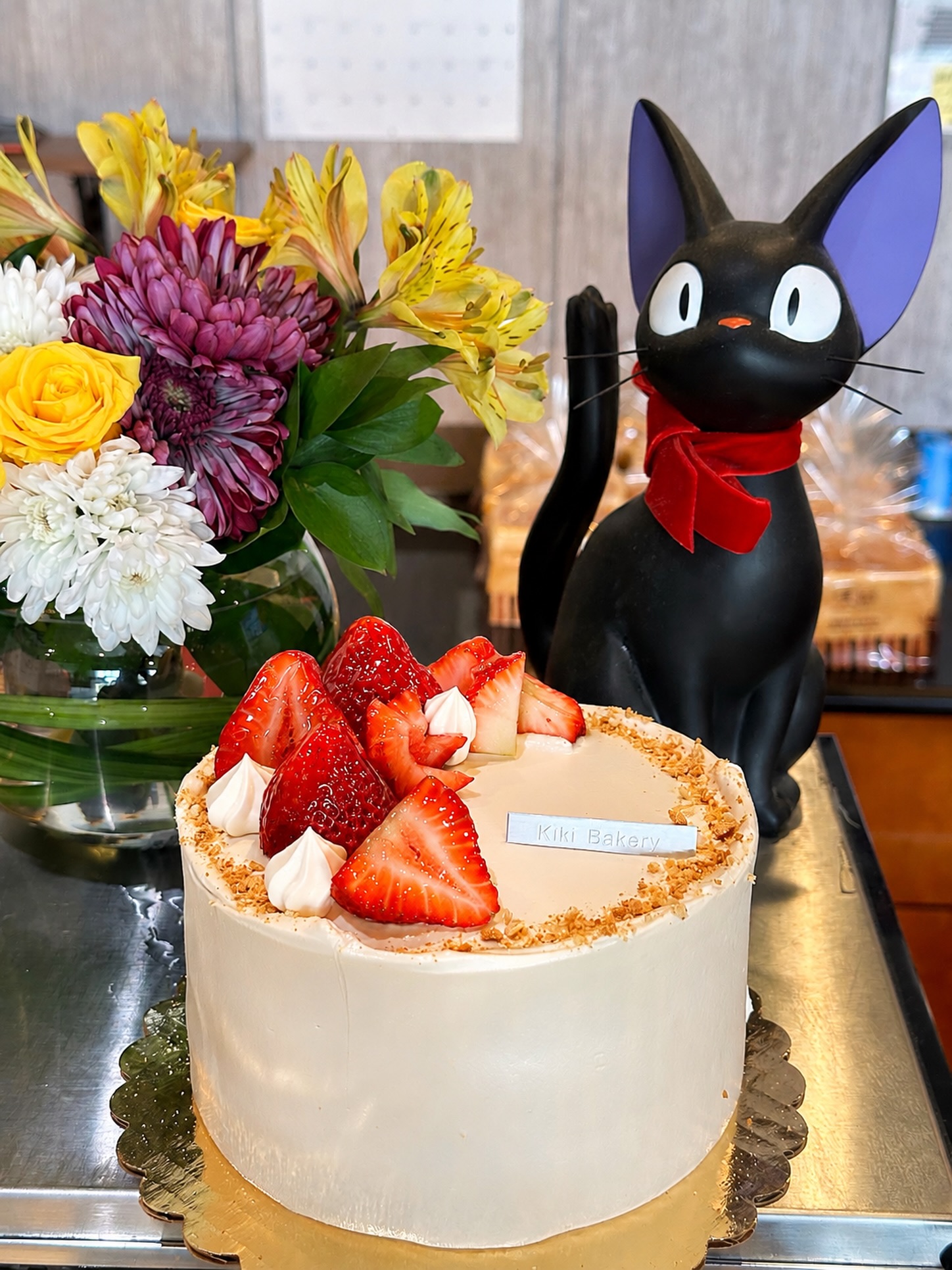 Our Hojicha Caramel Strawberry Cake 🍓✨
Earthy roasted hojicha, silky caramel cream, and fresh strawberries come together in one of our favorite seasonal flavor combinations.
At Kiki Bakery, we’re always creating new flavors and special cakes available in-store, so there’s always something new to discover every visit.
Mother’s Day is also just around the corner, and we only have a few preorder spots remaining! Reserve your cake early through our website or visit us in store before we’re fully booked. 🤍