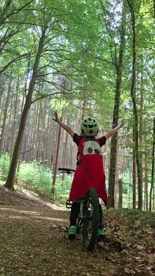 ... eine reine Kindersportstunde oder ein weiteres Hobby!
Im Kinderyoga gibst du den Kindern (und Familien) so viel mehr mit, als "nur" Bewegung!
Du schaffst magische Räume - sei es nun im Wald, auf der Alpaka Weide oder im Yoga Studio.
Du schenkst Verbundenheit und gemeinsame Zeit - Familien können ganz bewusst und ohne Ablenkung zusammen sein.
Du hilfst den Kindern beim Wachsen - vorallem in ihrer eigenen Persönlichkeit.
Du stärkst sie im Glauben an sich und ihre Träume.
Du bringst ihnen Affirmationen, Mantras und Asanas bei und lässt sie diese, ganz in ihrem Tempo entdecken und erforschen.
Du schenkst ihnen den Raum für Kreativität und dabei ihre Talente stückchenweise an die Oberfläche zu bringen.
Du hältst Räume und schenkst Gefühlen die Bühne, die sie verdienen.
Du öffnest den Blick für Neues und förderst Neugierde, Vertrauen und Mut!
Du begleitest sie in die Natur, auf Traumreisen, auf den Yogamatten oder in fantasievolle Bewegungsgeschichten und erweiterst dadurch ihren Horizont!
Und dennoch wird eine Kinderyoga Stunde oft mit reinem Turnen gleichgesetzt.
Versteht mich nicht falsch - auch diese Angebote sind super wichtig! Aber wenn du deinem Kind noch ein wenig mehr Tiefe auf den Weg mitgeben möchtest, schenke ihm die Erfahrung von Kinderyoga💫🙂
Diese tolle Location erkunden wir übrigens in unserer "Familienwaldbaden Yogastunde". Seid ihr dabei?🙂💫
#kinderyoga #waldbaden #yogaimwald #yogastunde