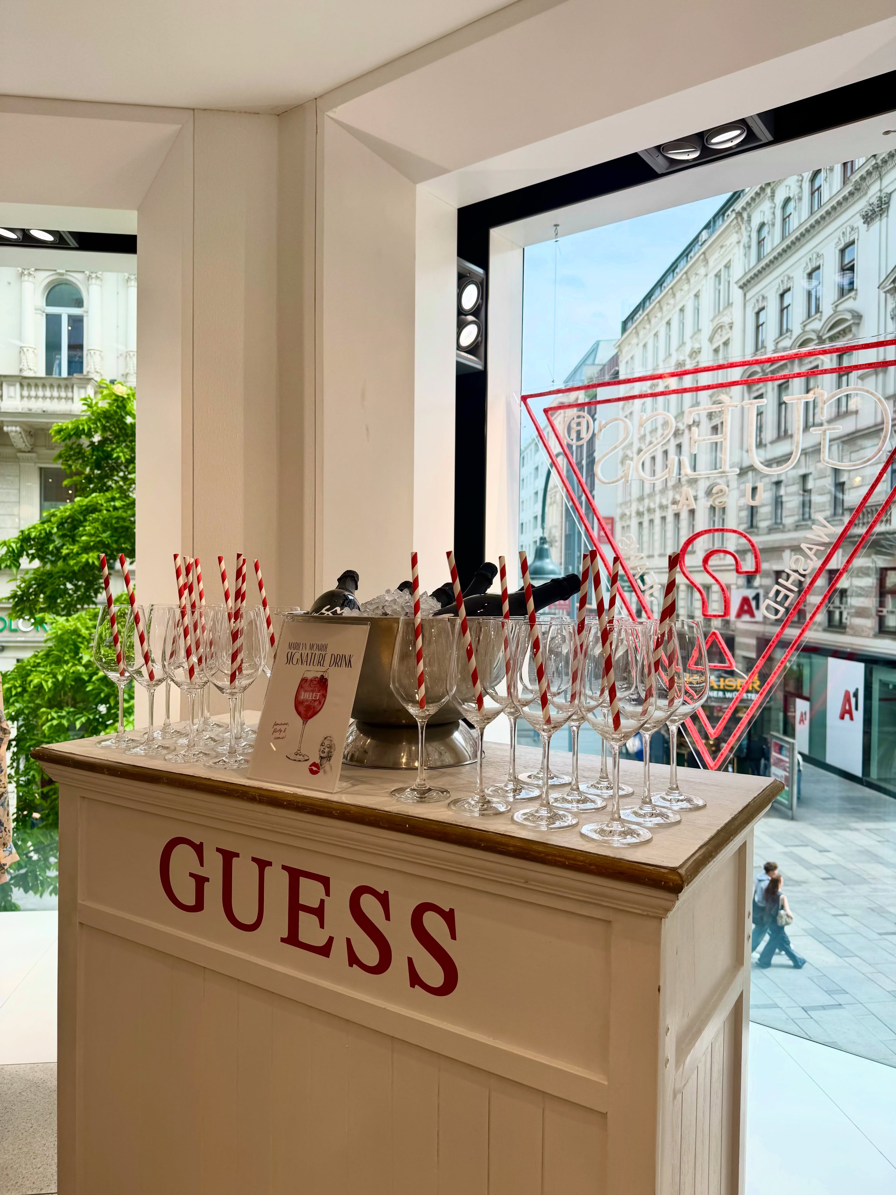 Store Event bei Guess in der Kärntner Straße: Inspiriert von Marilyn Monroe 💋
Unseren Carrettino haben wir hier als Kaiserschmarren Station eingesetzt 😋
Und unsere Tiny Bar für den Signature Drink: Cherry Lillet Spritz 🍒
Bucht uns jetzt für euer Store Event:
sales@cincincatering.com
#storeevent #wien #cateringservice #getränkecatering #events