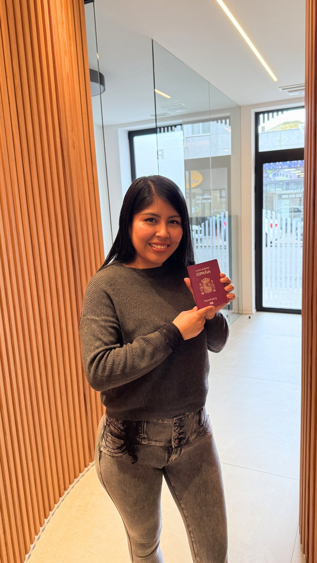 🇪🇸✨¡ OBTÉN LA NACIONALIDAD ESPAÑOLA EN 2 AÑOS! 🇪🇸✨
¡Mil gracias a Gina por confiar en nosotros y compartir su increíble experiencia estudiando y viviendo en España! 🇪🇸✨ Nos llena de orgullo ver cómo estudiantes valientes dan el salto y transforman su futuro y el de su familia. 💙
¿Te imaginas vivir una experiencia así? 🎓 ¡Tú también puedes lograrlo! Actualmente contamos con BECAS DEL 100% para que estudies totalmente gratis en los siguientes programas:
⚡ Mantenimiento Electrónico
⚙️ Diseño en Fabricación Mecánica
💻 Sistemas de Telecomunicaciones e Informáticos
🤖 Automatización y Robótica Industrial 🛠️ Mecatrónica Industrial
🏗️ Construcciones Metálicas
🍎 Procesos y Calidad en la Industria Alimentaria
👨🍳 Dirección de Cocina
¡Pero eso no es todo! 🚀 Sabemos lo importante que es sostenerte económicamente, por eso TODOS nuestros programas te permiten:
✅ Trabajar legalmente 30 horas semanales durante tu formación 💼
✅ Acceder a prácticas laborales PAGADAS incluidas dentro de tu programa de estudios
💶. ¡Aprende, gana experiencia y genera ingresos al mismo tiempo!
🌎 ¡ATENCIÓN LATAM! 🌎
Si eres de Latinoamérica, tenemos la mejor noticia para ti: realizar estos estudios te otorga un PASE DIRECTO para solicitar tu ciudadanía española en tan solo 2 años. 🛂🇪🇸 ¡Una oportunidad de oro para abrirte las puertas de toda Europa!
¿Estás listo para dar el paso y cambiar tu vida como lo hizo Gina? ✈️
👇 ¡Déjanos un comentario con la palabra “BECA” o envíanos un mensaje para enviarte toda la información y dar el primer paso! 📲
¡Las plazas son limitadas y vuelan! 🏃♂️💨