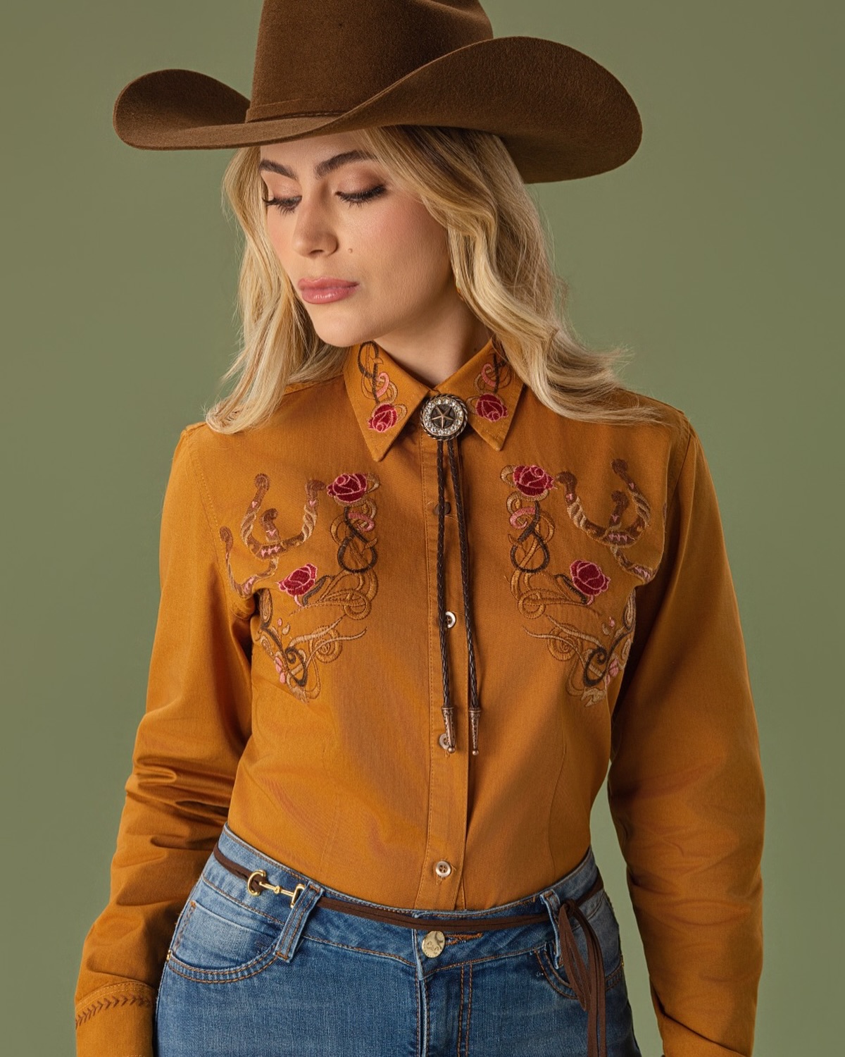 LOOK HORSESHOE 🌹 Country & Cia Collection
Desenvolvido para unir funcionalidade e estilo em um look completo, o conjunto Horseshoe traduz o melhor da moda country. Inspirado na temática Horse Horizon, o modelo incorpora bordados exclusivos que valorizam e destacam a essência da coleção.
REF: 3332 - Camisa Feminina Horseshoe
REF: 4519 - Boot Cut Horseshoe
#detalhes #modacountry #cowgirl