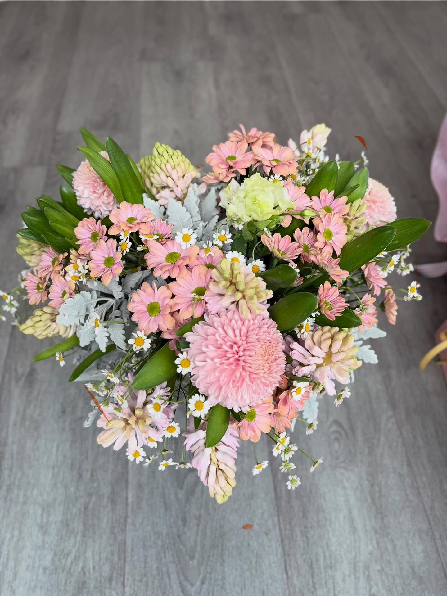 🌸 Mother’s Day is getting closer and the shop is FULL of beautiful blooms, gifts & all the little extras Mum will love 💝🌸 📍 Don’t leave it too late — order via link in bio
#MothersDay #GeelongFlorist #FreshFlowers #ShopLocal #MothersDayFlowers FlowerDelivery
