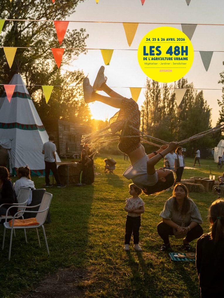 Retour sur cette édition spéciale tiers-lieux des @les48hagricultureurbaine à Avignon 🌱
Cette année, on avait envie de mettre en lumière des lieux qui font vivre la ville autrement : L’Éveilleur, Le Tipi, La Respelid, L’Héliotrope.
Des tiers-lieux qui expérimentent, rassemblent et créent du commun, au quotidien.
Pendant 3 jours, vous avez été nombreux à venir les (re)découvrir :
mettre les mains dans la terre, participer, apprendre, échanger… et simplement passer du temps ensemble.
C’est exactement pour ça qu’on organise cet événement depuis 8 ans :
montrer que d’autres façons de vivre la ville existent déjà — locales, accessibles, collectives.
Merci à toutes celles et ceux qui font vivre ces lieux et à vous d’être venus les faire vibrer 💚
On vous laisse avec quelques images.
#AgricultureUrbaine #Avignon #TiersLieux #TransitionEcologique #FaireEnsemble
📸
@lheliotrope_avignon
@_lesjeunespousses
@_letipi
@leveilleurscop
@la_respelid_avignon
@cafe_librairie_youpi
@irenekhaletzky
@pilea_project
@etienne.blu
@adriendarricau
Merci à @afaup_asso pour la coordo nationale, à la @villedavignon pour leur soutien et le relais communication, ainsi qu’à la fondation @jardineriestruffaut, la fondation @macif et @vilmorin.jardin pour les équipements et les graines 🍓