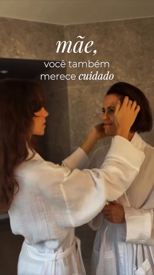 Tem mães que cuidam de tudo…
da rotina, da casa, dos filhos, do trabalho, das preocupações silenciosas que ninguém vê. 🫶🏼
E, no meio de tanto cuidado, muitas vezes acabam deixando a própria saúde, o próprio bem-estar e até os próprios momentos de pausa para depois.
Esse vídeo é uma homenagem para lembrar que mãe também merece ser acolhida, cuidada e olhada com carinho.
Porque cuidar de si não é egoísmo — também é amor. ✨
Neste Dia das Mães, presenteie com algo que faça sentido no dia a dia: mais leveza, mais saúde, mais bem-estar e mais cuidado em cada detalhe.
Boaformula — a sua saúde em boas mãos. 🤎
#DiaDasMaes #Boaformula #CuidadoQueAcolhe #Saude #BemEstar FarmaciaDeManipulacao Autocuidado Mae