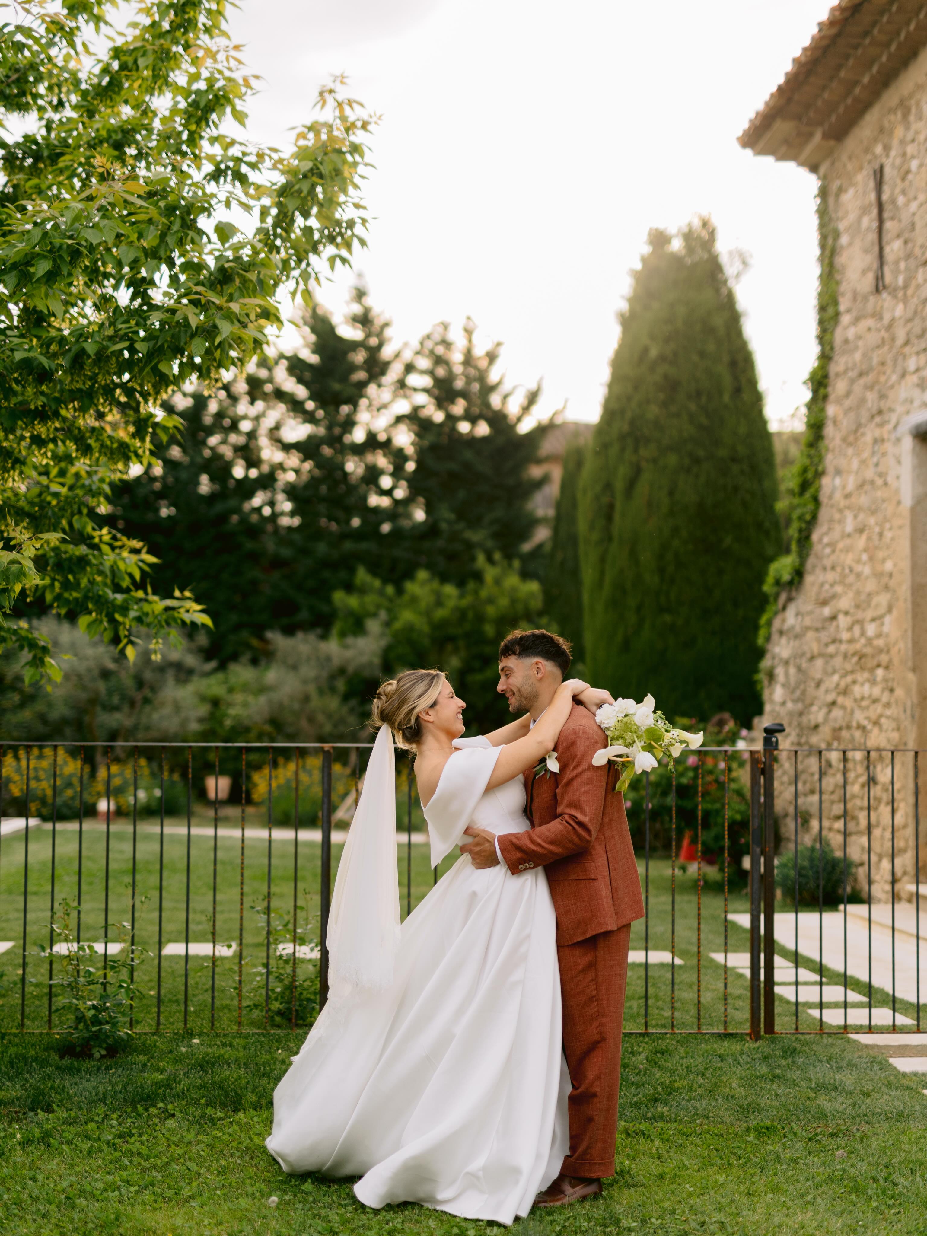 Résolution 2026 : publier en post fixe les photos que j’aurai tendance à mettre en story ☀️💛
On commence avec le mariage de Guillaume et Céline qu’ils ont célébré au domaine @le_petit_roulet, entourés de leurs famille et amis les plus proches, leur petite fille de 2 ans et leur mascotte 🐶
Le soleil a fait des siennes en cette fin d’avril mais cela ne les a pas empêché de profiter de cette journée de rêve 🙏🏼☀️
Merci pour ce beau démarrage de saison 🌸🥹 @cbienceline @guillaumerude
@ag_makeup_artist_ @leahair__ @douce_ivresse_ @gipsy_nomad_events @nuitblanchedj @manu_videaste_ @maison_nans @theflowershop_designs
#provencewedding #mariageprovence #photographeaixenprovence #photographeluberon #authenticlovestories