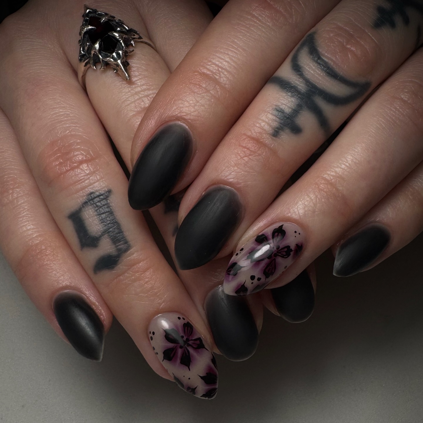Blooming gel florals goth edition. 🖤🥀🖤
@ericasata for prep
@dndgel cherry mocha
@kokoistusa blackest black