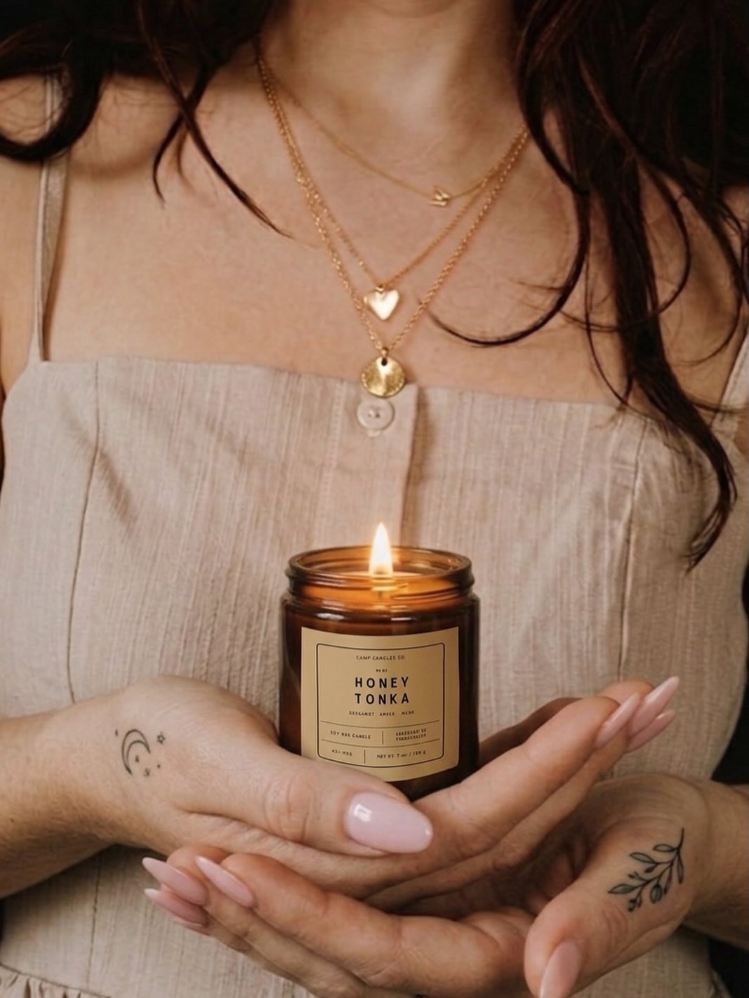 Sweet but grounded 🤎rich honey wrapped in smoky tonka bean for the perfect cozy atmosphere.
One light, instant mood. ✨Retail therapy