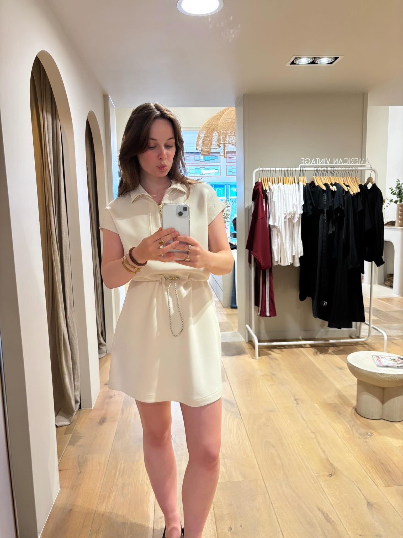 Helemaal verliefd op dit doublesoft jurkje van Varley ✨
Zit zó comfortabel dat het bijna voelt als loungewear, maar ziet eruit alsof je helemaal on point bent. Perfect voor een coffee date, city stroll of gewoon een dag waarop je comfy én cute wilt zijn.
#newin #varley #doublesoft #ootd #woodwassenaar