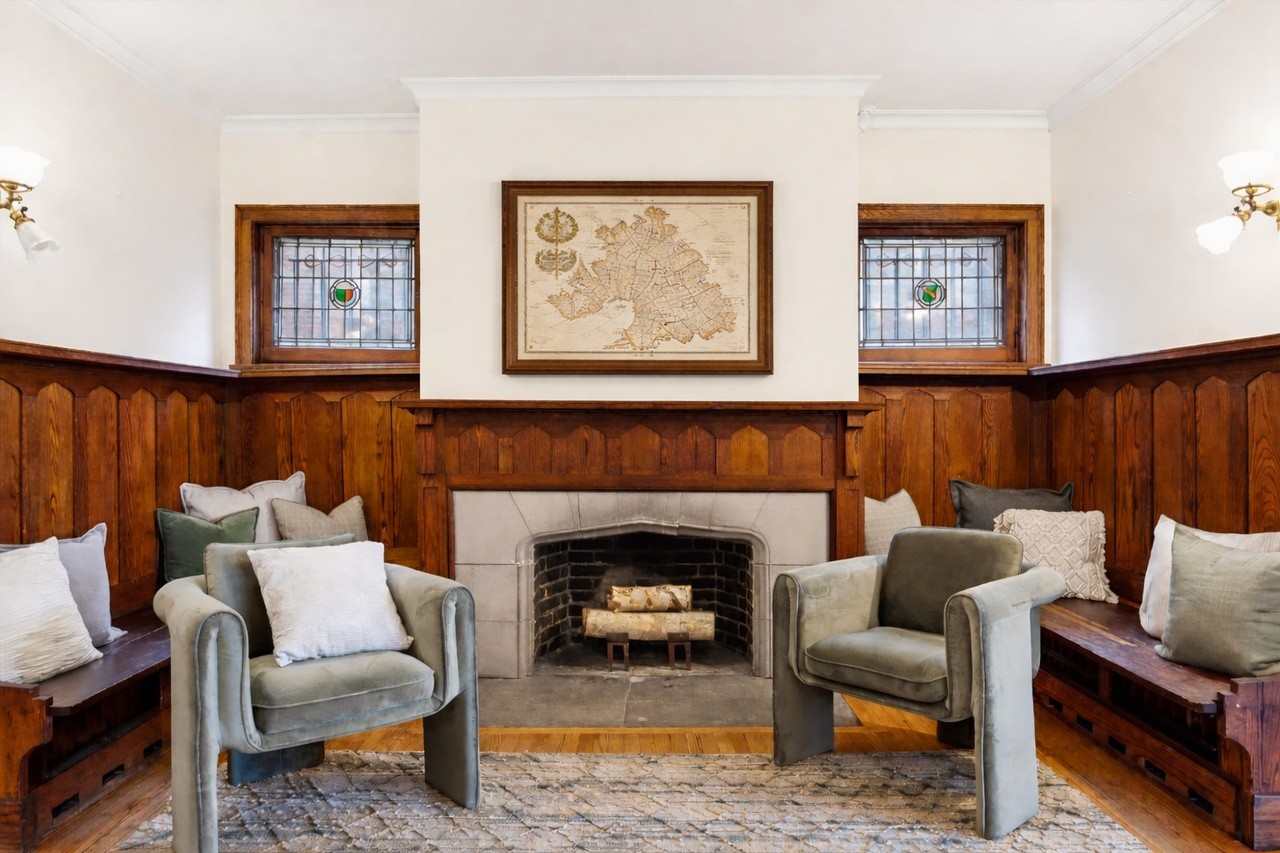 It was such a pleasure to stage this enchanting Tudor-style home, a testament to architectural elegance and timeless design. We took inspiration from several of the rich period details that remain — the delicate artistry of the leaded glass windows, the stone fireplace, and the polished hardwood floors. A beautiful piece of Chicago history! #chicago #chicagorealestate #havenhomestager #chicagohomestaging #stagingworks #stagingsells #staging #homestaging