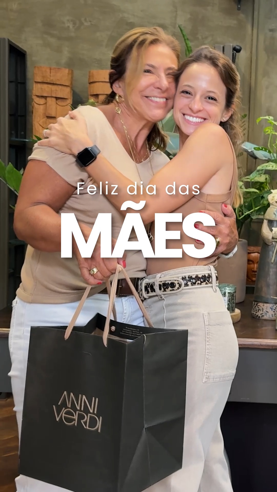 Um dia para reconhecer o cuidado, a presença e tudo aquilo que não se mede.
Que o tempo seja leve, o espaço acolhedor e os momentos, bem vividos.
Feliz Dia das Mães.