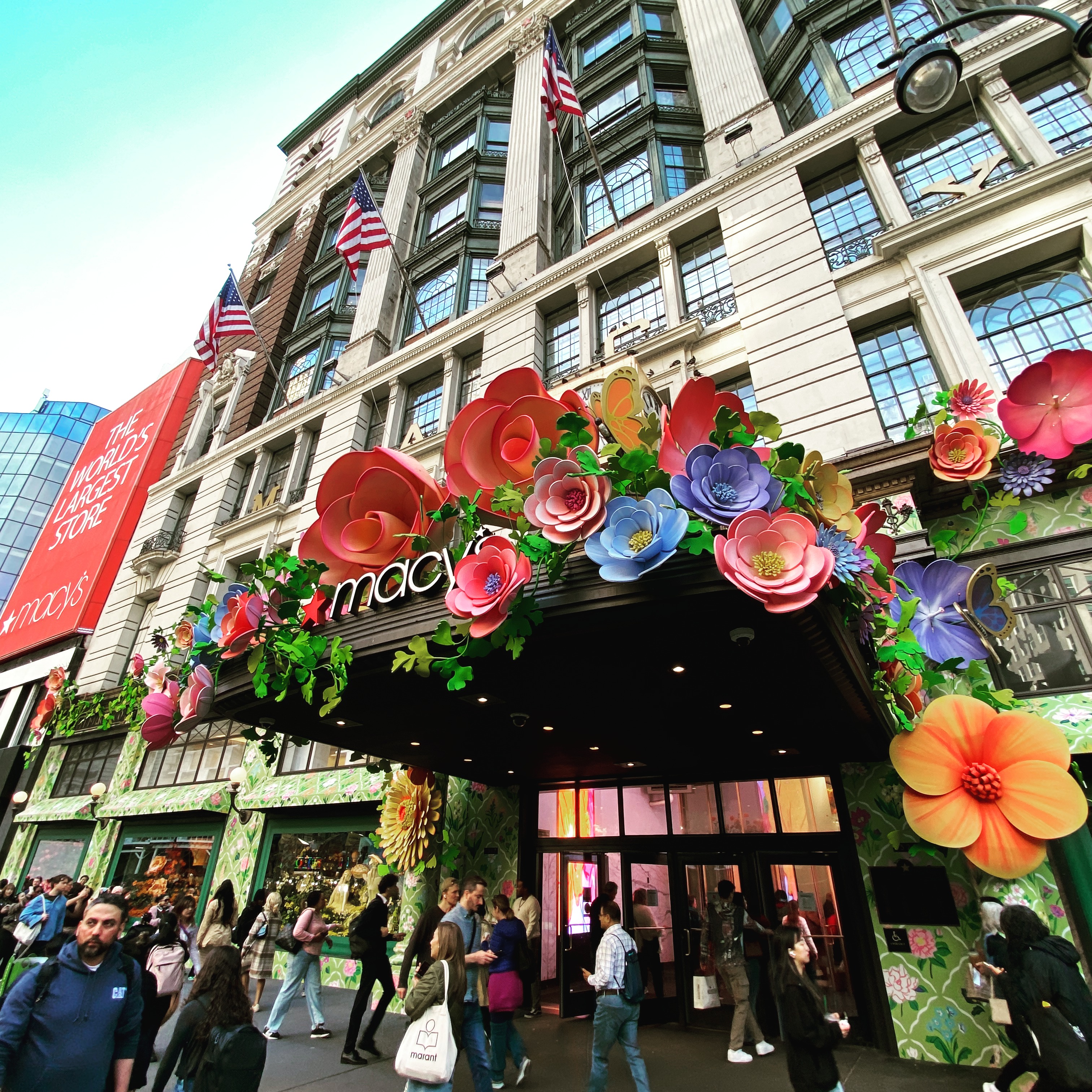 🌸✨ Le célèbre Flower Show de Macy's est de retour à New York, et cette année encore, c’est un véritable jardin enchanté au cœur de Manhattan !
Entre les immenses fleurs colorées à l’entrée, les installations florales spectaculaires à l’intérieur du magasin et les parfums printaniers qui flottent partout, chaque étage devient une œuvre d’art vivante. 🌷🦋💐
Un incontournable du printemps à New York, où la mode, l’art et la nature se rencontrent dans une ambiance magique et pleine de couleurs.
📍 Herald Square, NYC
🌸 Une expérience gratuite et éphémère à ne pas manquer !
#MacysFlowerShow #NYC #NewYork #SpringInNYC #FlowerShow #Manhattan #NYCGuide #PrintempsANewYork #Flowers #Macys #ExploreNYC