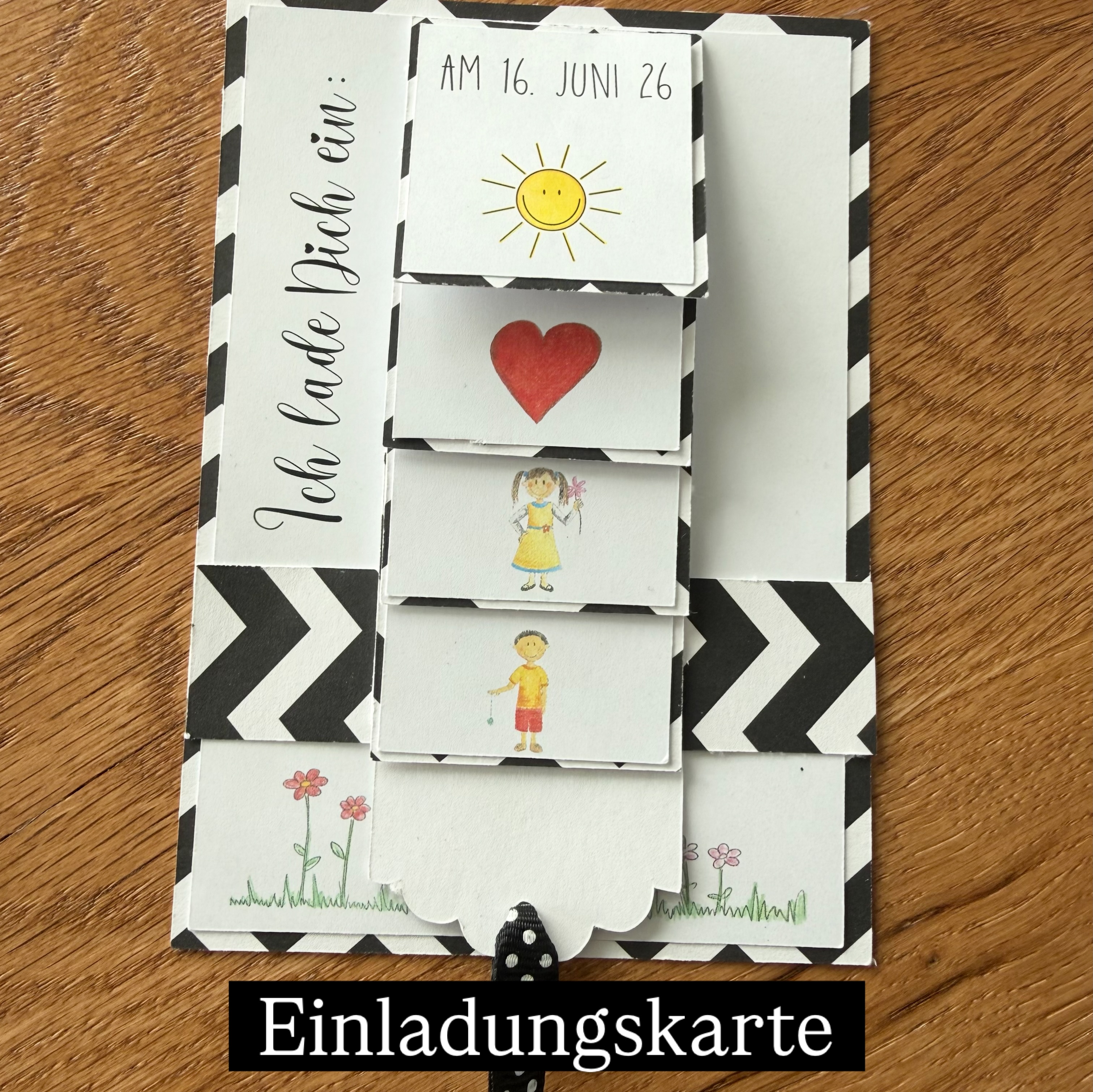 Einladungskarte 💌✨
Die Karte hat Euch ja soo gefallen - hier kommt was tolles für Euch.
Meine liebe Freundin hatte mich mit der Karte überrascht und da hatte ich gleich zu ihr gesagt "oohh die Karte mache ich gleich für den Wellentag." 😍
Und da ich im Moment aufs Sofa gefesselt bin, konnte ich die Zeit nutzen für die Erstellung der Vorlage. Gerne teile ich diese mit Euch.
(ob mit oder ohne Plotter) 🥳
Für die neuen Kinder, welche im August in den 1. Kindergarten starten, gibts diese Karte. ❤️
Ich liebe es, kreativ zu sein und immer wieder neues auszutesten.
Der Plotter lief heiss, also konnte ich gleich für Euch auch mitplotten.
Wer keinen Plotter hat, kann die Vorlage auch drucken und mit der Schere oder Schneidmaschine schneiden. 💪🏼
Auch für andere Eibladungen oder Liebesbotschaften ist sie toll. Ich glaube, ich muss mal so eine Karte mit den Kindern verzieren/basteln. ❤️
