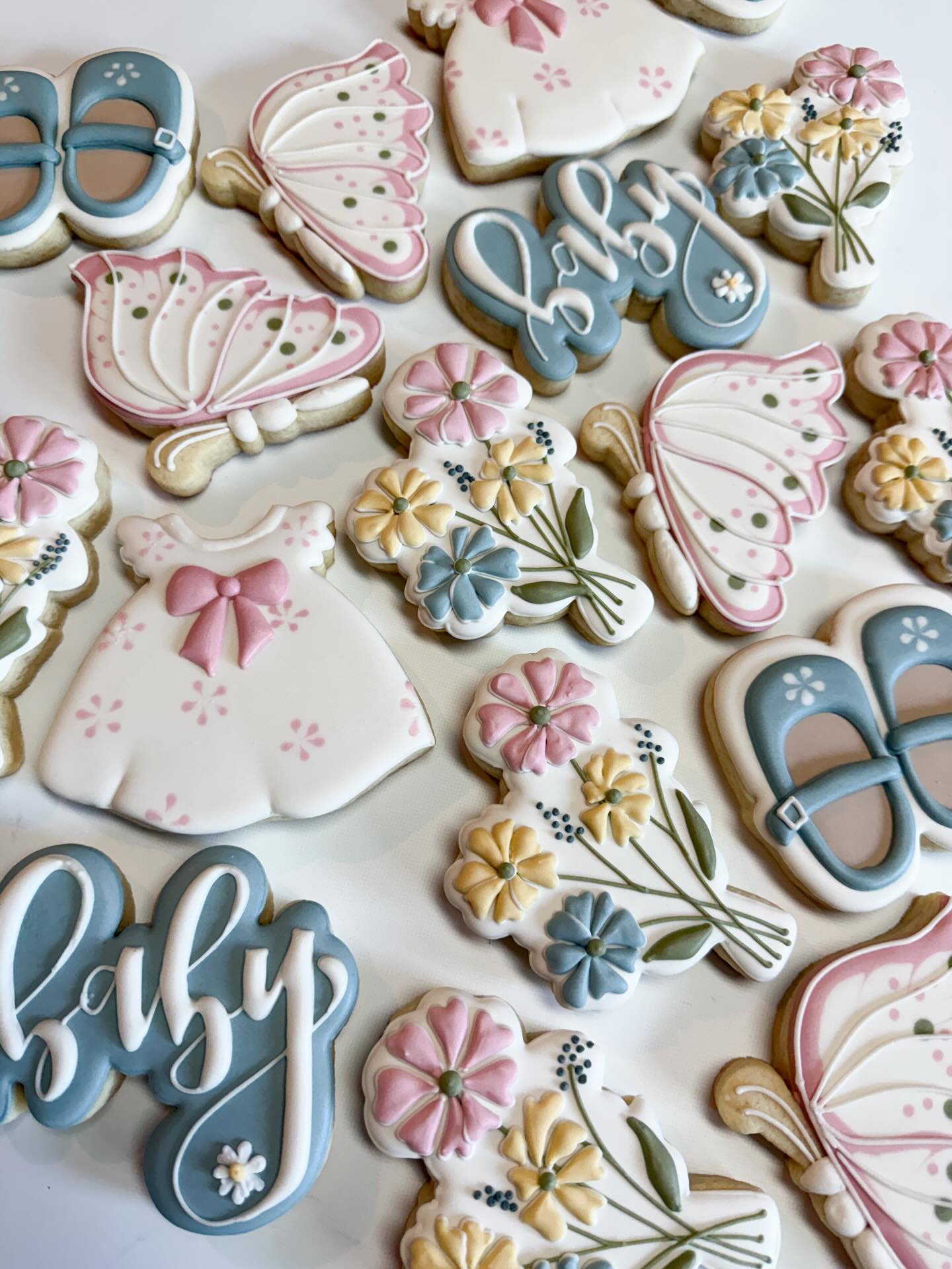 Flowers and butterflies to welcome a baby girl on the way!
#decoratedsugarcookies #nebraskacookier #babyshowercookies #customcookies