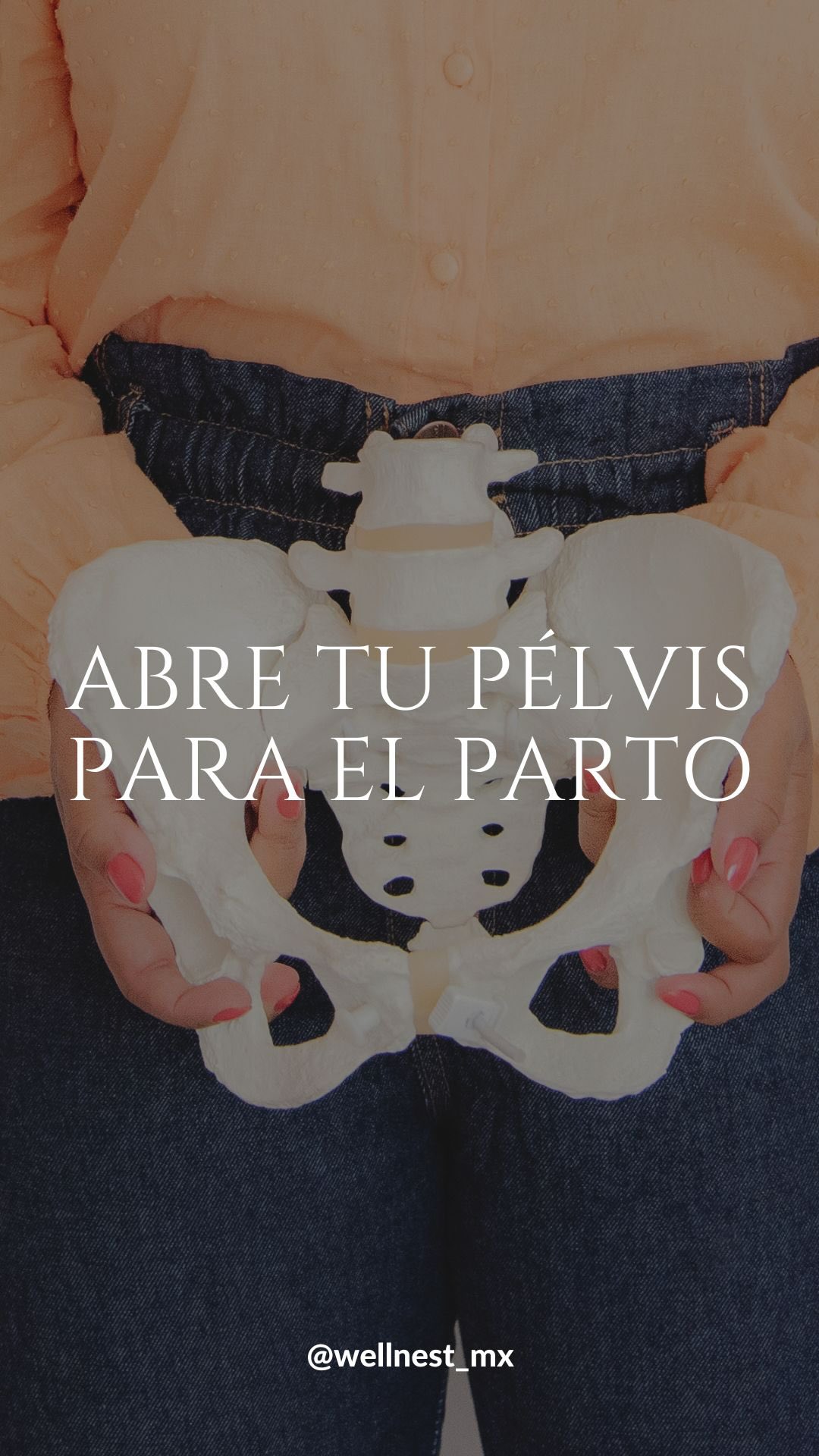 Durante el embarazo, tu cuerpo no solo está creando vida… también se está preparando para el momento de darla. Y esa preparación va mucho más allá de simplemente “mantenerte activa”.
👉 Entrenar en esta etapa implica moverte con intención, eligiendo ejercicios que realmente acompañen y preparen tu cuerpo para el parto.
Movimientos que trabajen la movilidad y la rotación de la cadera pueden ayudar a crear más espacio para el bebé y favorecer un proceso de parto más fluido y eficiente.
💡 No se trata de hacer más, sino de hacerlo mejor:
fortalecer donde se necesita, liberar tensiones, mejorar tu movilidad y aprender a trabajar con tu cuerpo (y con la gravedad).
Cuando integras este tipo de trabajo:
✨ No solo fortaleces tu cuerpo
✨ También construyes confianza en tu capacidad de parir
✨ Y te preparas para una mejor recuperación en el postparto
🤍 Recuerda: tu cuerpo sabe cómo hacerlo… el entrenamiento solo le da las herramientas para hacerlo con más soporte, seguridad y conexión.
Encuentra rutinas específicamente para esta etapa de tu vida en www.wellnestmx.com