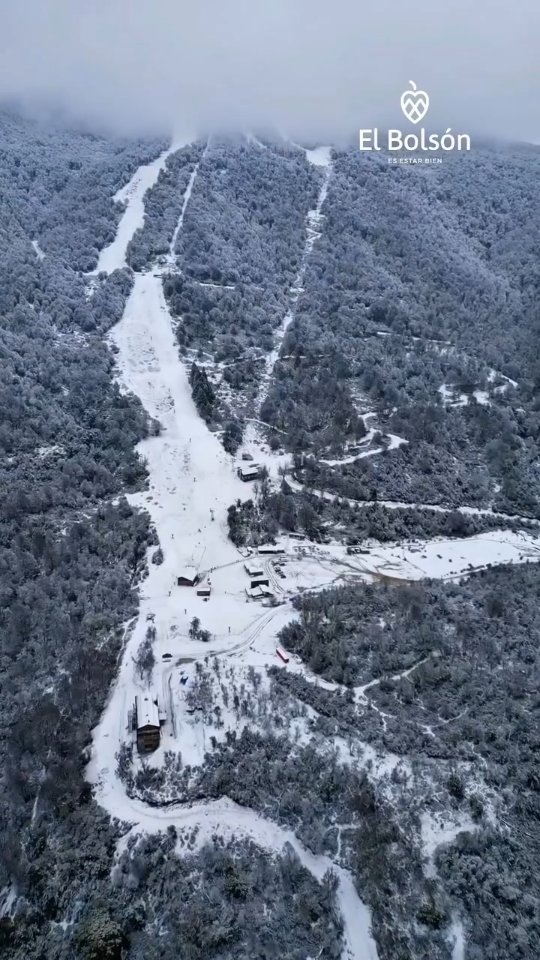 En el Cerro Perito Moreno, quienes se animan por primera vez a los deportes de invierno encuentran el escenario ideal para aprender, disfrutar y enamorarse de la nieve.
Y para los más expertos, la montaña ofrece experiencias únicas, paisajes increíbles y pistas para seguir desafiándose en cada bajada. 🏂⛷️
¿Lo mejor?
✔️ Medios de elevación con tiempos de espera ágiles
✔️ Nieve garantizada gracias a los nuevos equipos de fabricación de nieve de cultivo
✔️ Un entorno natural único en la Patagonia
El Bolsón es el lugar donde empieza tu pausa y donde el invierno se vive distinto.
Descubrí la magia de volver a sentir. ❤️
El Bolsón es estar bien.💫