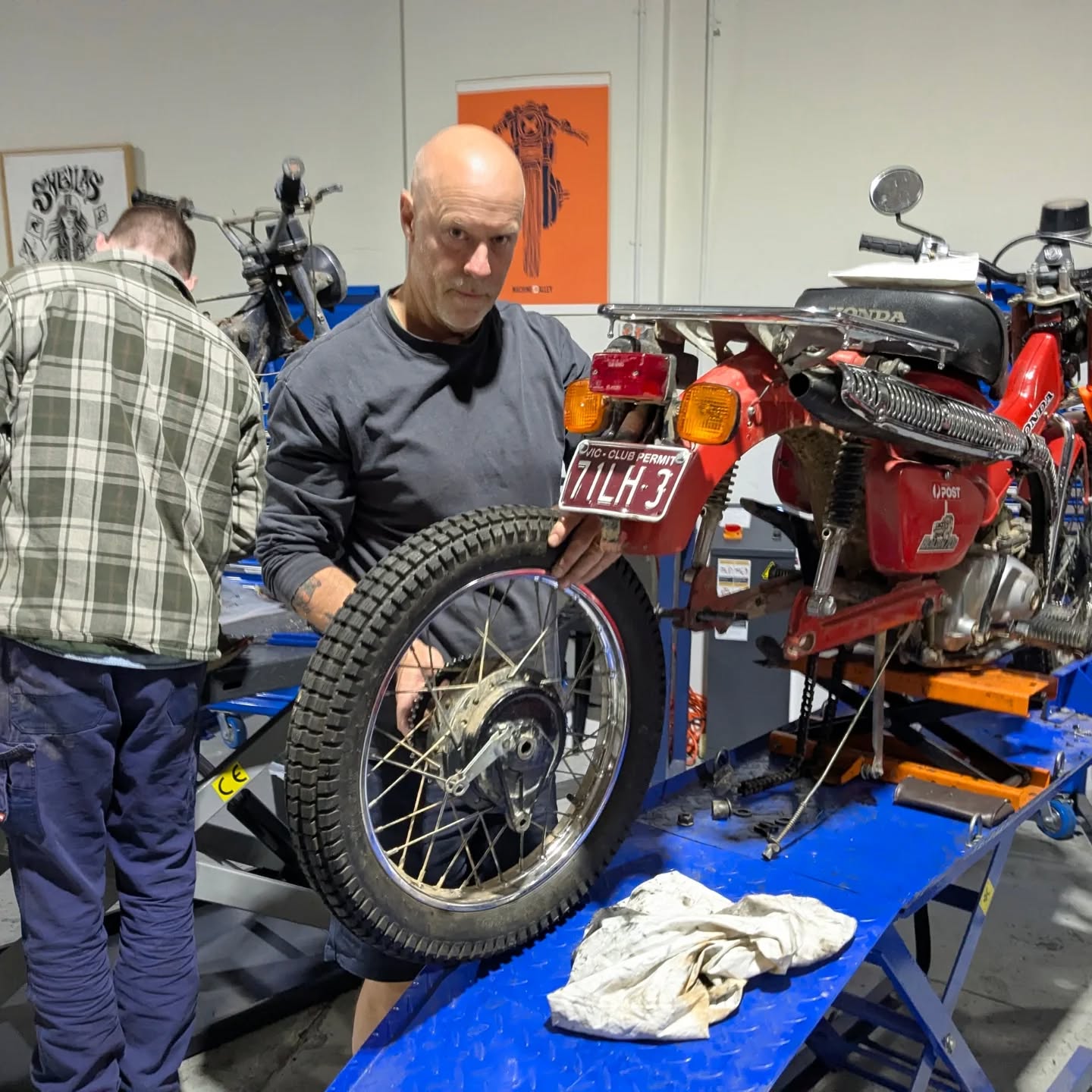 It's cold and wet outside, but it's warm and busy at the workshop.
Wouldn't you rather be at Machine Alley, with good people and a blazing fireplace, than working on your own, in a cold garage at home 🙂
Come down and say hi!