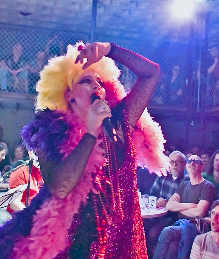 ❤️🔥Emotions et joie de refaire un secret 🥳, de mettre toutes mes plumes et bouclettes pour célébrer ce cabaret créé par @monsieur_k_et_cie