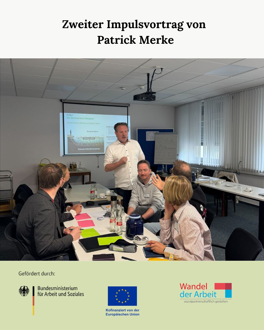 Zweiter Impulsvortrag von Patrick Merke 🔽
Am 7. Mai 2026 fand der zweite Impulsvortrag von Patrick Merke statt, bei dem er mit den teilnehmenden Projektlotsinnen und Projektlotsen und der Geschäftsführung weitere Erfolgs- und Misserfolgsfaktoren einer Fusion vorstellte. Im Anschluss wurde das Thema Werte und Kultur vertiefend behandelt und ausführlich vorgestellt. In Kleingruppen, jeweils pro Krankenhaus, erarbeiteten die Teilnehmenden, welche Werte und welche kulturellen Prägungen in ihren jeweiligen Einrichtungen vorhanden sind.
Darüber hinaus fand ein Austausch über die Impulse und Ergebnisse aus dem World Café statt. An dieser Stelle ein Dankeschön an Patrick Merke für den wertvollen Beitrag dazu, wie eine Fusion erfolgreich gelingen kann.
Das Projekt wird im Rahmen des Programms „Wandel der Arbeit sozialpartnerschaftlich gestalten: weiter bilden und Gleichstellung fördern“ durch das Bundesministerium für Arbeit und Soziales sowie die Europäische Union über den Europäischen Sozialfonds Plus (ESF Plus) gefördert.
#berlin #pflege #krankenhaus #pflegeberufe #weiterbildung #businessacademymarburg
#europaeischer_sozialfonds #europaeischersozialfonds #esf #europaeischersozialfondsplus #esfplus
#europeansocialfund #europeanunion #eukommission #eusocial #arbeit #soziales #bmas #EUfunds #eusocial