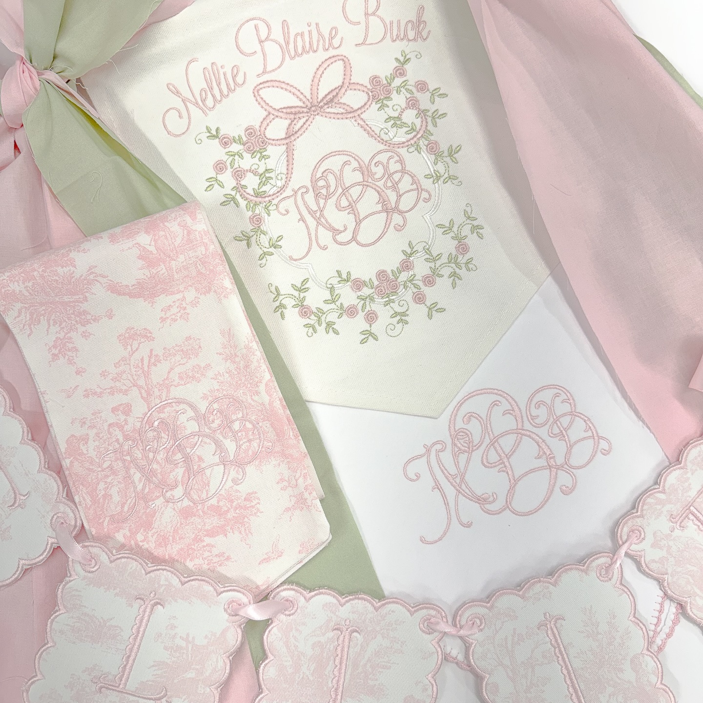 I know I say this all the time, but how GOOOOOD is this set!!! The toile, the mauves mixed with the light pink + green🥰🥰🥰