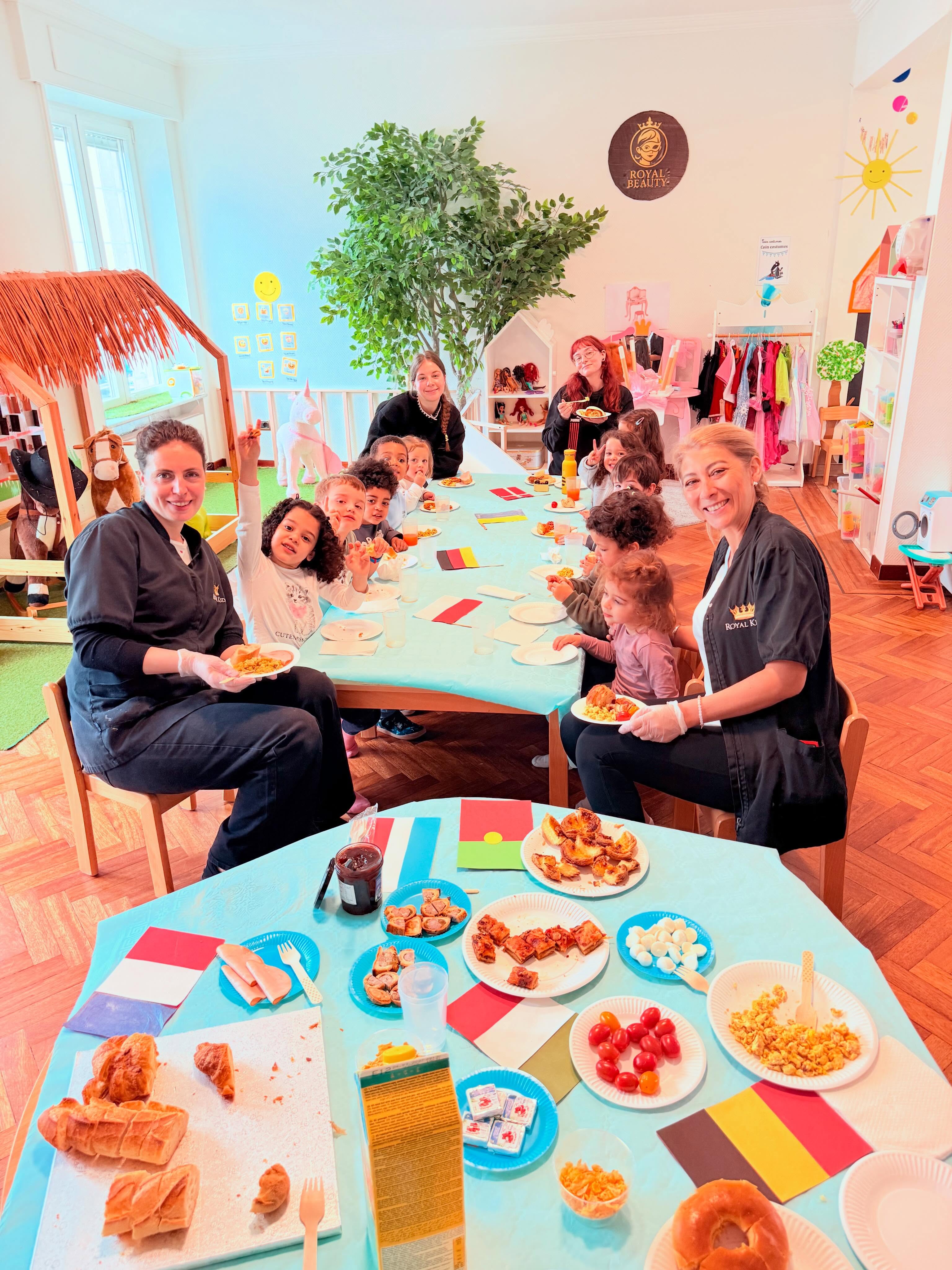 Cette semaine, toute notre crèche a vibré au rythme de la Journée de l’Europe 🇪🇺 ! Les enfants ont dessiné des petits bonshommes du monde entier avec leur drapeau, découvert les spécialités européennes autour d’un délicieux petit-déjeuner commun, et nous sommes allés à Kirchberg admirer tous les beaux drapeaux européens. Une belle semaine placée sous le signe de l’ouverture et du partage ! ❤️
Dës Woch war bei eis an der Crèche alles ronderëm den Europadag 🇪🇺 ! D’Kanner hunn kleng Figuren aus der ganzer Welt mat hire Fändele gemoolt, europäesch Spezialitéiten beim gemeinsame Frühstück entdeckt, an mir sinn op de Kirchberg gaangen, fir déi schéin europäesch Fändelen ze kucken. Eng schéin Woch vun Opluedung an Zesummenhalt ! ❤️