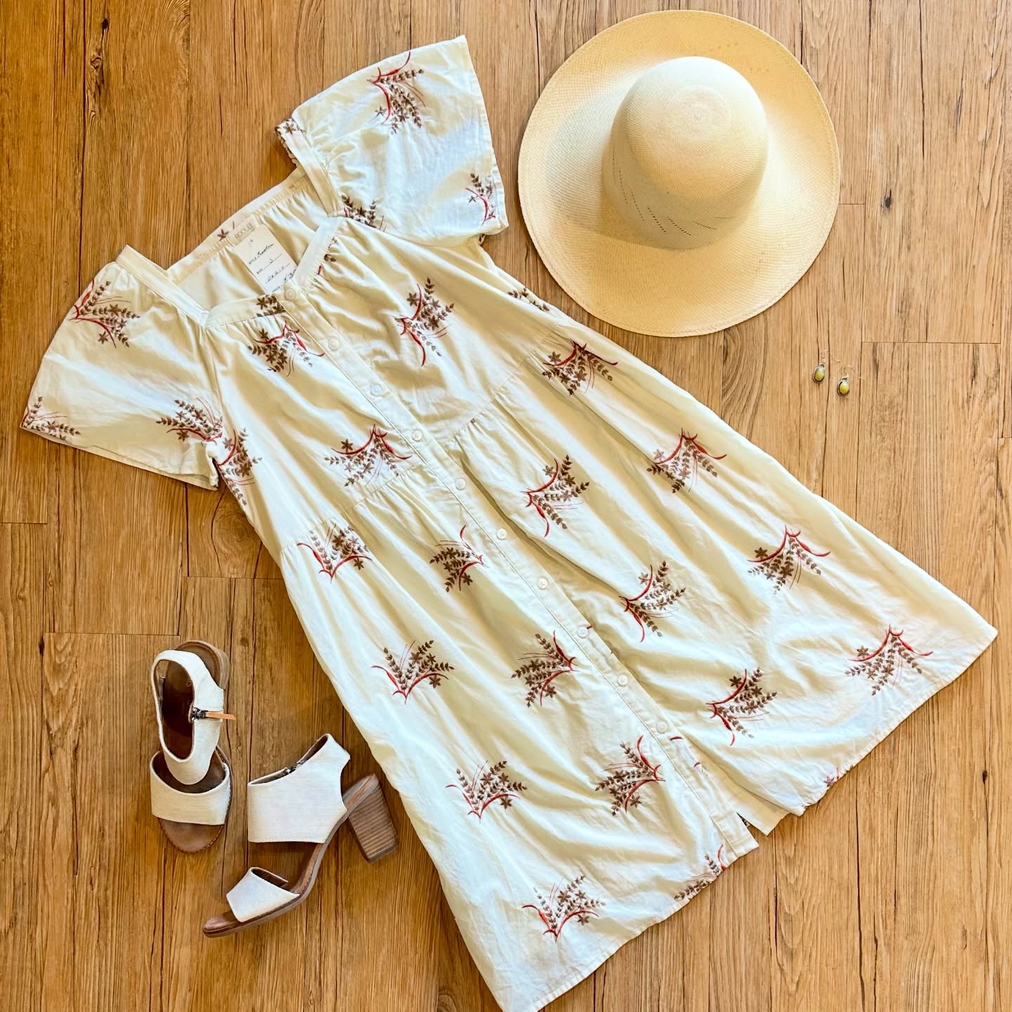 π₯π£π₯π€
The details:
Roolee dress sz S, $30
Tomβs sandals sz 8.5, $28
Vintage straw hat, $18
Earrings, $20