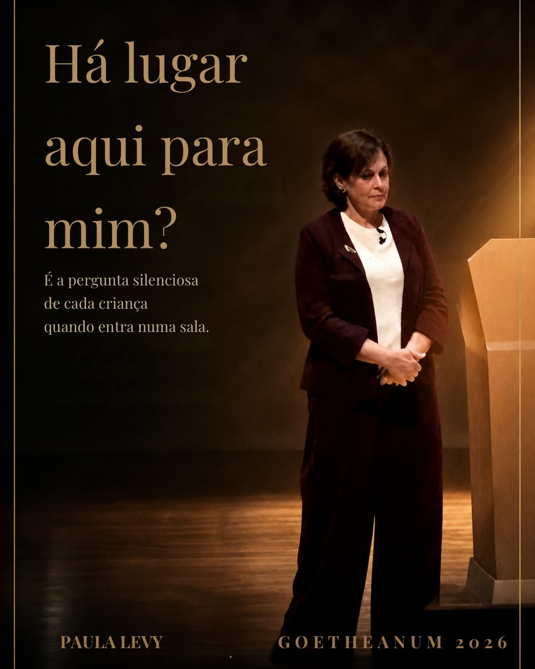 Numa Sexta-feira Santa de 1920, Rudolf Steiner pediu a Elisabeth von Grunelius que criasse o primeiro jardim de infância Waldorf.
Ela disse que não.
Ficaram em silêncio.
Depois ela levantou os olhos e disse:
“Se o senhor estiver comigo, então eu posso.”
Paula Levy contou esta história como um conto.
“Era uma vez.”
E é mesmo.
Porque é aqui que tudo começa.
O jardim de infância Waldorf não nasceu de um currículo.
Nem de uma metodologia.
Nasceu de um não, que teve tempo e espaço para se tornar sim.
“Uma semente numa fenda do cimento rachado.
Se nascemos numa fenda, então qualquer fenda do universo nos pode acolher.”
Por baixo de tudo: dos materiais naturais, do ritmo das estações, do brincar livre, há uma única raiz:
Pertença.
Não inclusão como política.
Não adaptações.
Pertença.
O sentir: - Há lugar para mim aqui.
Porque um cérebro em alarme não aprende.
Uma criança que não se sente segura não cresce, gere.
A adaptação é sobrevivência.
A maturação só acontece quando há pertença.
Por isso, todos os dias, Paula Levy recebe as crianças assim:
“Bem-vindas à humanidade.”
É reconhecer que a criança já chega inteira.
Com um caminho que é seu.
E o papel do educador é não a afastar dele.
Há lugar para ti.
Aqui.
Agora.
Como és.
“Educar é viver entre a confiança de onde viemos
e a responsabilidade por aqueles que virão.”
A confiança já existe. Foi construída ao longo de 100 anos, por educadores em todo o mundo que acreditaram que este trabalho importava, mesmo quando ninguém o via.
A responsabilidade está à nossa frente. É a criança que amanhã entra numa sala e faz, em silêncio, a única pergunta que importa:
“Há lugar aqui para mim?”
Se queres ver como se vive no dia-a-dia, no gesto, nas escolhas, no invisível, junta-te a nós na Pedagogia do Invisível.💛
O link está na bio.