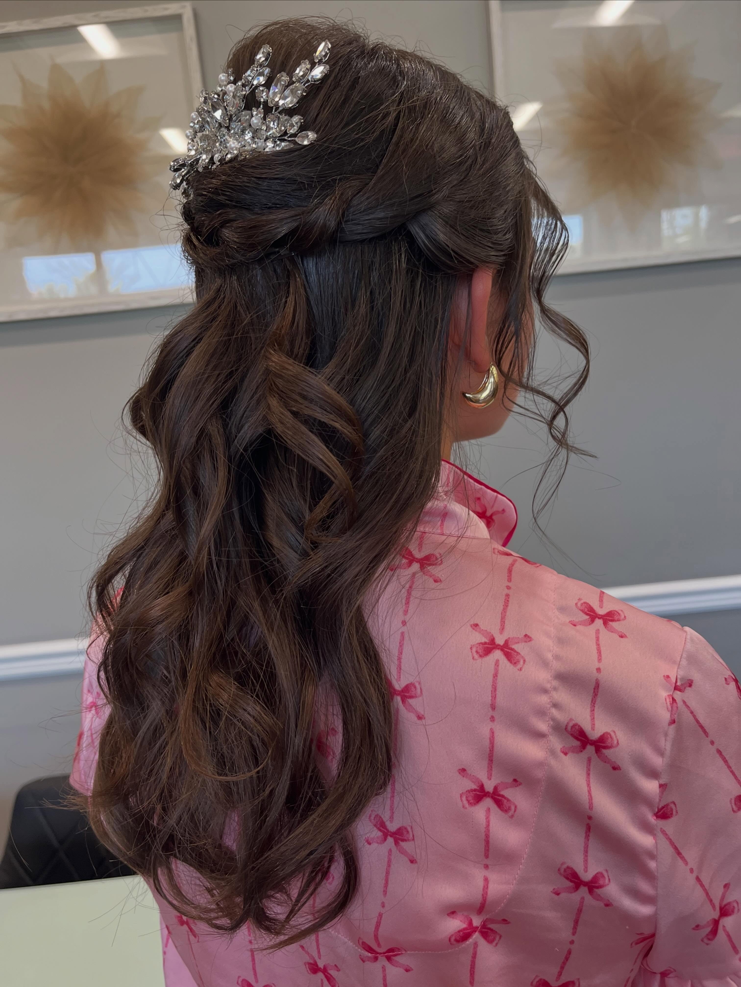 Prom season πΈπΈ
Hair: @hairstylesbymaddy
Mua: @styled_by_kris