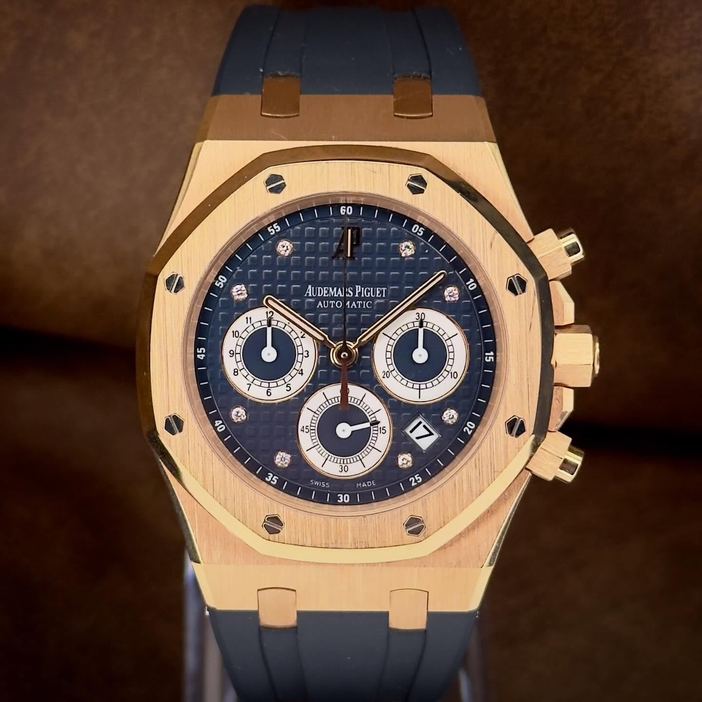 Limited Edition Audemars Piguet Royal Oak Chronograph QE II Cup Reference 26277OR 39mm rose gold case with blue dial and factory diamond indicies. Now available!
#audemarspiguet #qeiicup #26277or #watchesforsale #watchesofinstagram