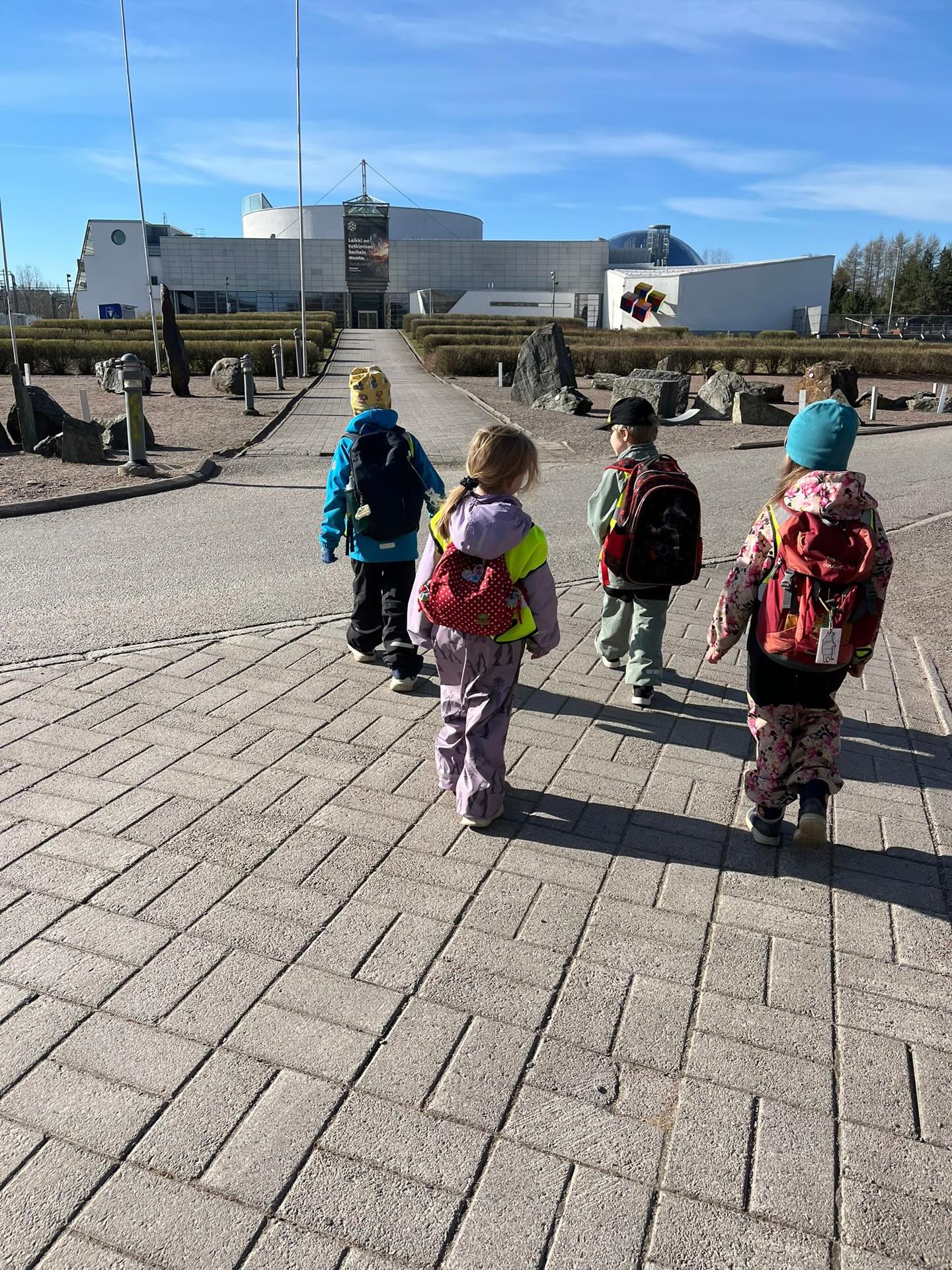 Eskareiden kevätretki suuntautui Heurekaan. Aamu alkoi värilaboratoriossa, jossa pääsimme työskentelemään innostavien kokeiden parissa. Tutkimme veden olomuotoja ja ihmettelimme myös hiilihappo eli kuivajään ominaisuuksia. 🥼🫧🧪 Uusia kokemuksia ja oppimisen riemua!
Päivä jatkui tutustuen jääkauden jättiläisiin, kävimme matkalla avaruudessa ja aikaa jäi toki my