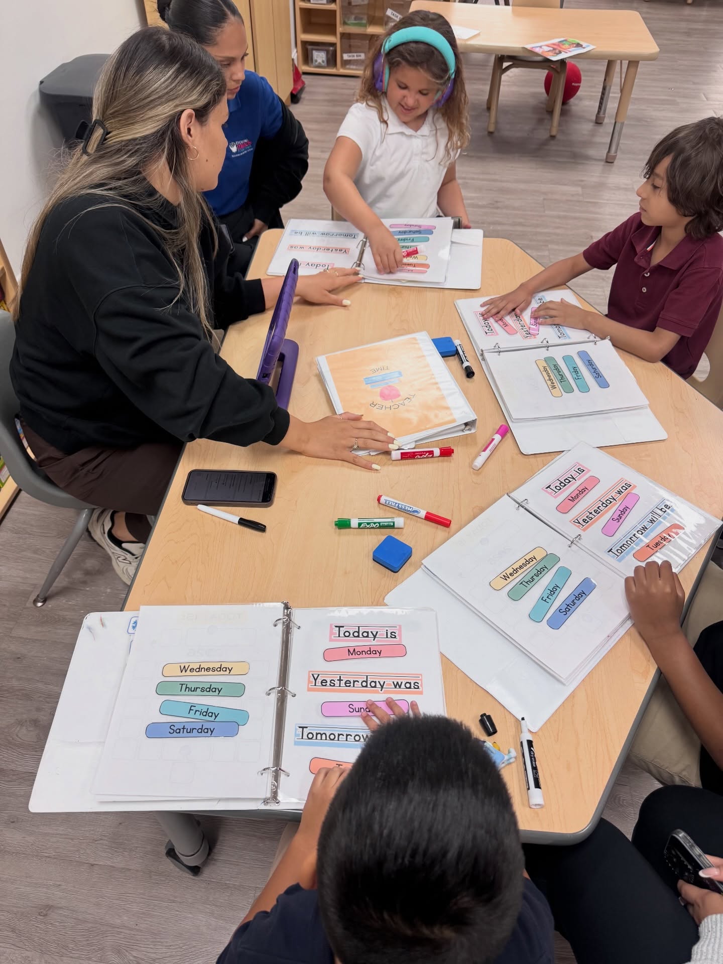 Circle time in action!
Targeting days of the week, group responding, and communication skills in a structured setting with peers.
Consistent routines + hands-on learning = real progress.
Want your child to build skills like these in a small group setting?
👉 Reach out to learn more about our in clinic sessions!
#ABATherapy #RBT #ABACommunity #CircleTime #EvolvingMindsTogether