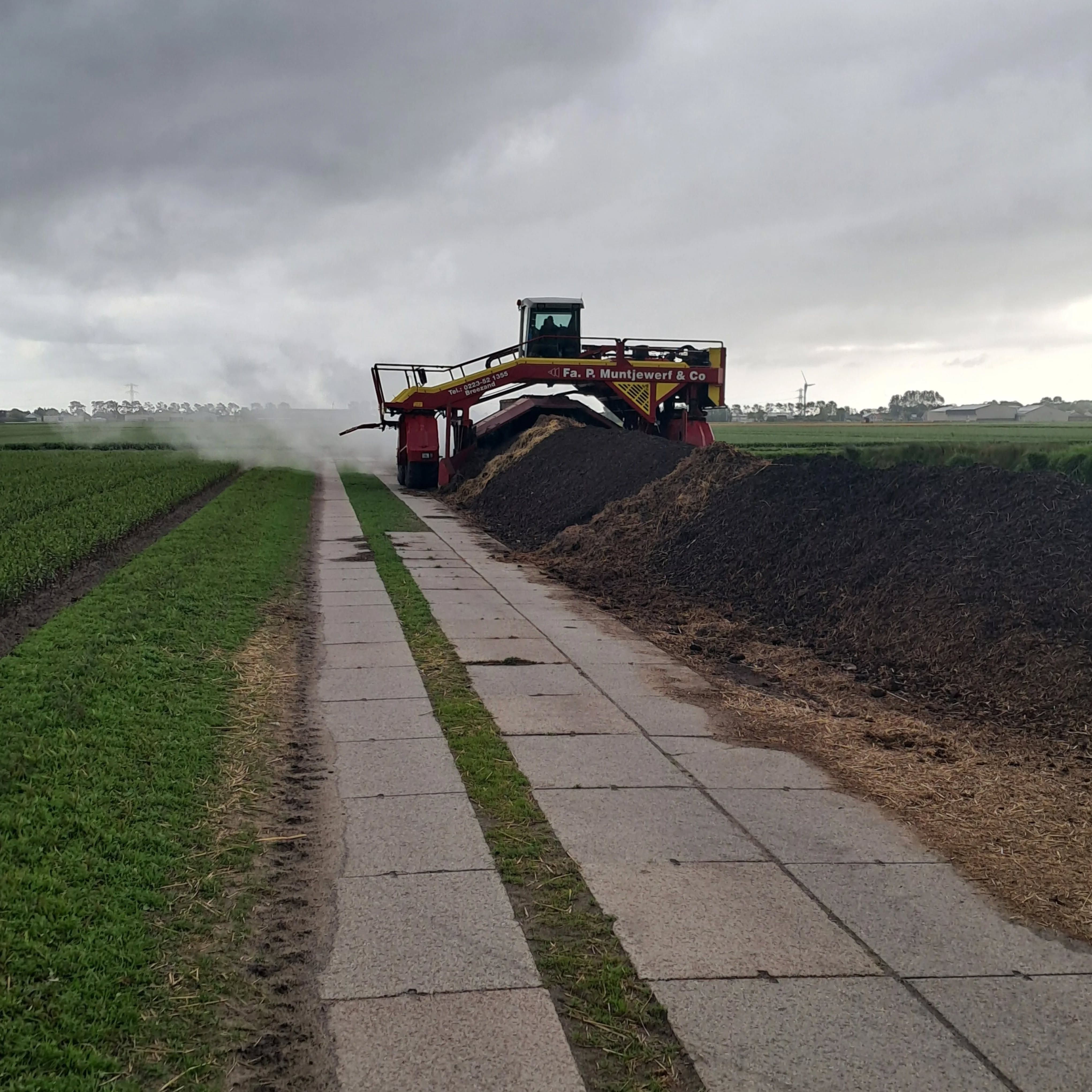 Al vele jaren komt Frank Muntjewerf onze composthoop omzetten met z'n frees. Zo maken we van ons afval prachtig mooie compost wat van de zomer weer over het land gestrooid gaat worden