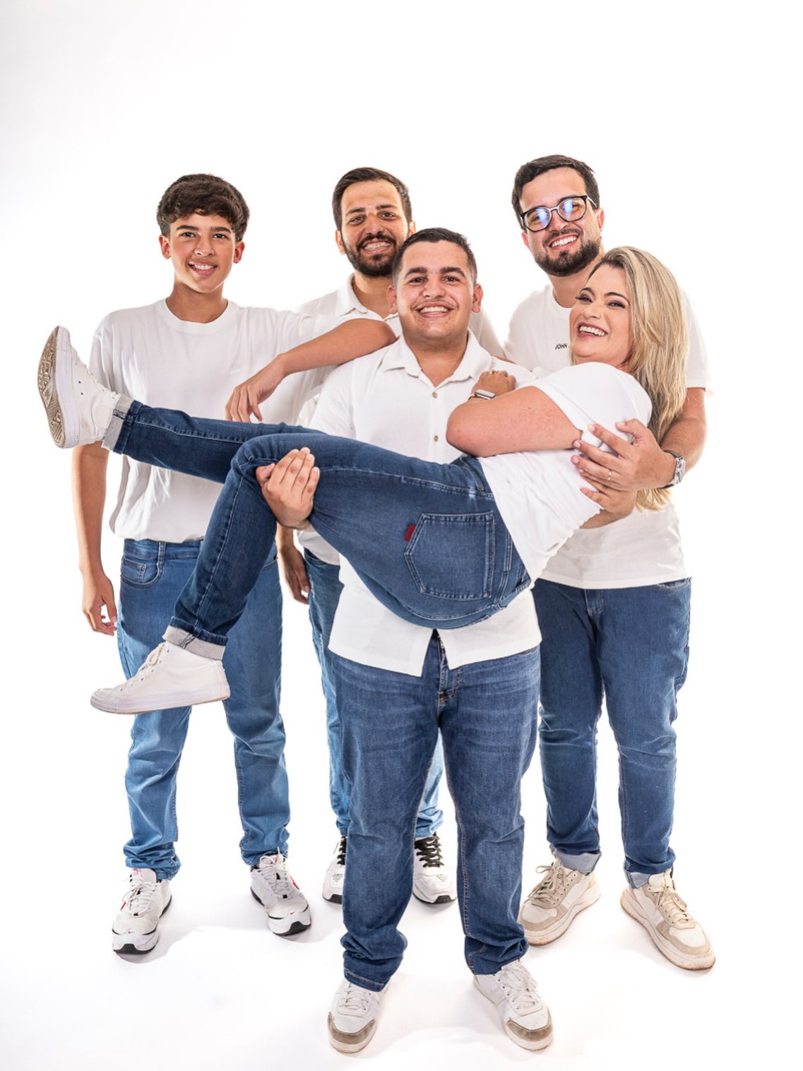 Ser mãe nunca foi sobre controle.
Sempre foi sobre coragem.
Coragem para crescer junto.
Para aprender enquanto ensina.
Para errar tentando acertar.
Para amar mesmo quando o medo aparece.
Eu tive meu primeiro filho aos 17 anos.
O Bruno chegou quando eu ainda estava tentando entender quem eu era… e, de alguma forma, foi ele quem começou a me ensinar sobre força, responsabilidade e futuro.
Anos depois, aos 29, chegou o João.
Em uma fase completamente diferente da minha vida.
Mais madura. Mais consciente.
Mas com novos desafios, porque a maternidade nunca repete a mesma prova… ela apenas muda o nível dela.
E a vida ainda me presenteou com dois filhos do coração: Pedro e Jhuann.
Há quase 18 anos caminhando conosco, compartilhando histórias, aprendizados, alegrias, dores, conquistas e crescimento.
Hoje eu olho para os quatro… e vê-los se tornando homens maduros, conscientes, fortes e humanos é uma das coisas mais extraordinárias que já vivi.
Porque cada fase teve seus desafios.
A infância pede presença.
A adolescência pede paciência.
A juventude pede direção sem aprisionamento.
E a fase adulta… talvez seja a mais difícil de todas: aprender a soltar sem deixar de amar.
Existe algo muito poderoso em perceber que os filhos começam pequenos nas nossas mãos…
mas um dia passam a ocupar espaço no mundo.
E talvez esse seja o verdadeiro sucesso da maternidade: não criar pessoas dependentes da nossa presença…mas seres humanos capazes de construir o próprio caminho sem esquecer de onde vieram.
Hoje meu coração transborda gratidão.
Pelos meus filhos naturais.
Pelos meus filhos do coração.
Pela oportunidade de viver cada fase.
Até as difíceis.
Porque no final…ser mãe ainda é o papel mais complexo da minha existência ❤️