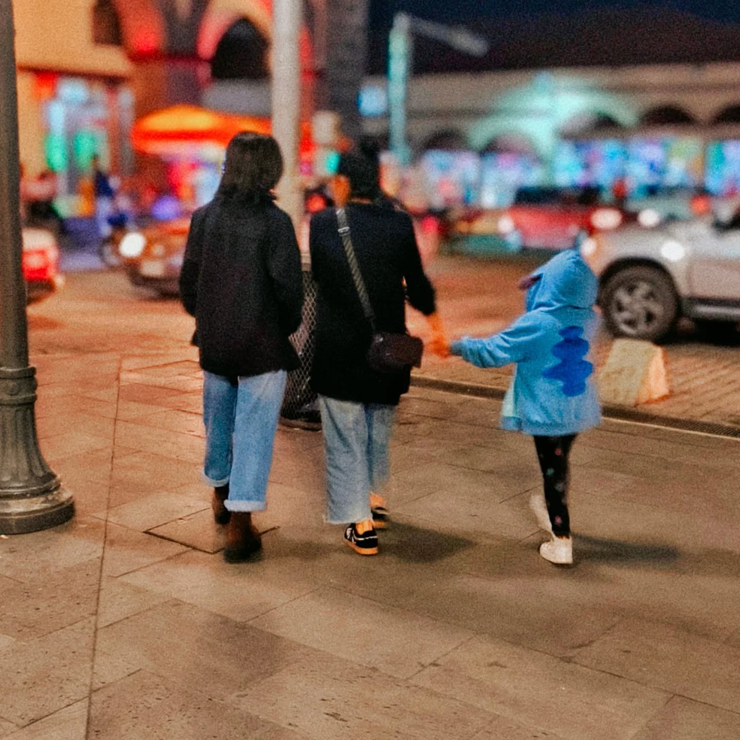 Además de ser mamá eres un faro, una fortaleza, un ser de luz, una esperanza, una promesa, una partícula peculiar, una vida, un espiral de versos, mi persona favorita. Felices son los días contigo, feliz día hoy.