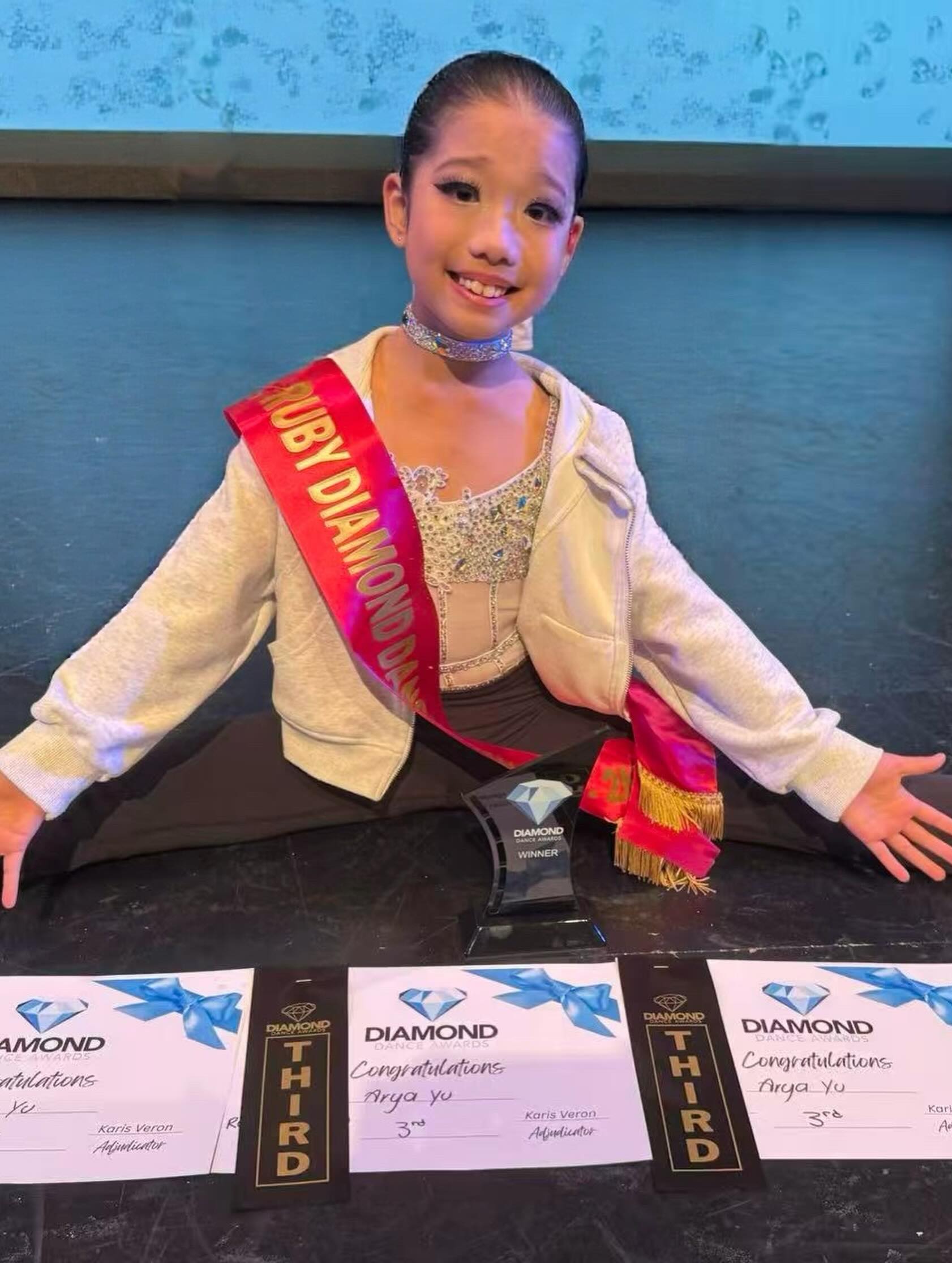 ✨ Arya Yu ✨
🌟 Diamond Dance Awards 7 & 8 Years
🥇 Lyrical
🥈 Championship — Traditional Contemporary
🥉 Contemporary
🥉 Jazz
🌟 NSPA Jazz Awards 9 Years & Under
🥈 Lyrical
🥉 Ultimate Dancer Award
🥉 Jazz
🥉 Open — Commercial Contemporary
This term has been a special journey for Arya — stepping back onto the competition stage and challenging herself again ❤️
After taking a break from competitions for a few months, many of these routines were performing on stage for the very first time.
To see her gradually finding her confidence and stage presence again has been really lovely ✨
So happy to see all the hard work, consistency, and effort she has put into this term paying off little by little.
Every performance is another step forward, and we’re so proud of her growth and progress ✨
#DanceCompetition #LyricalDance #ContemporaryDance #YoungDancer #DanceJourney